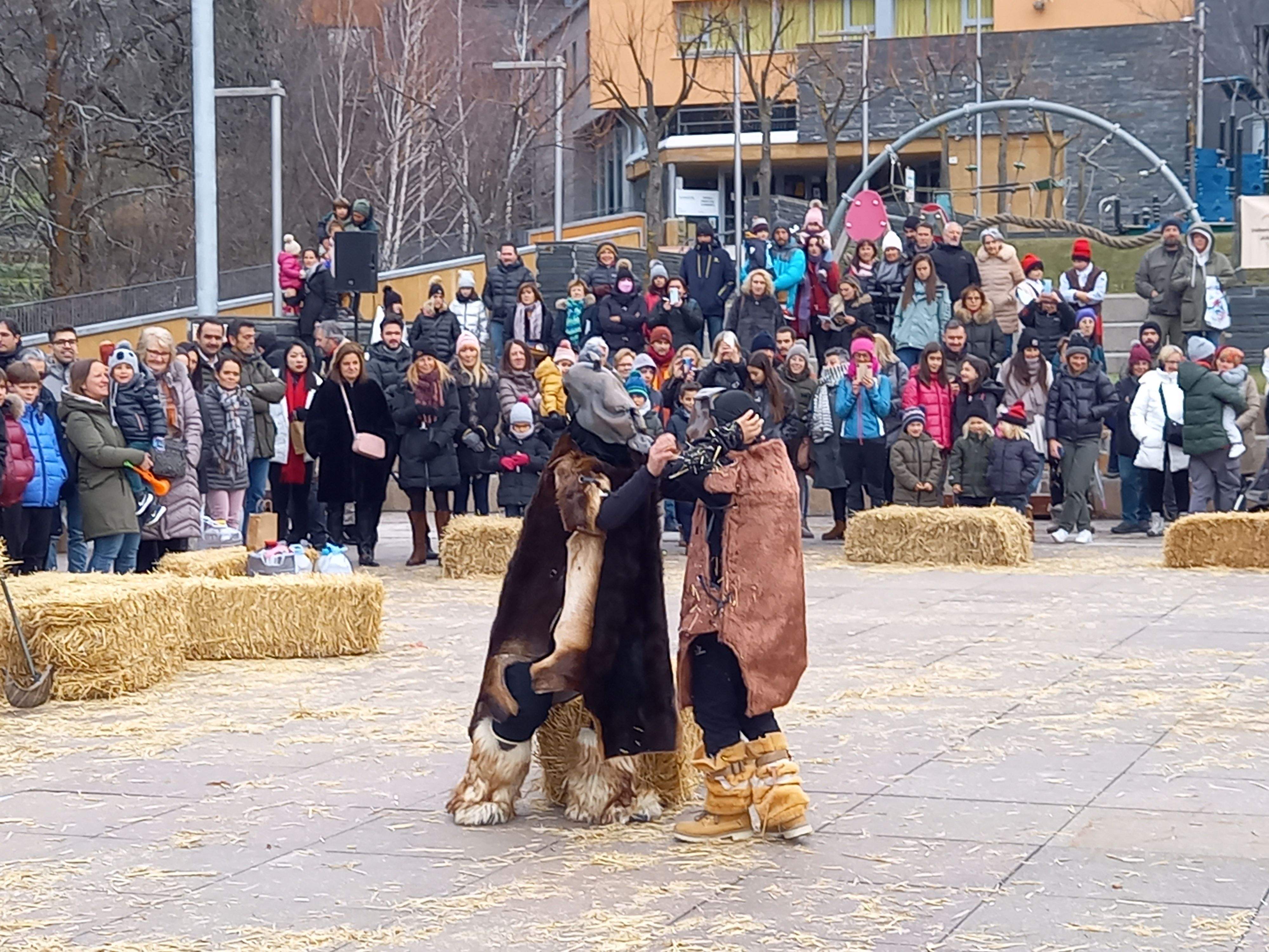 Una de les representacions de l'ossa ordinenca al Prat de Call.
