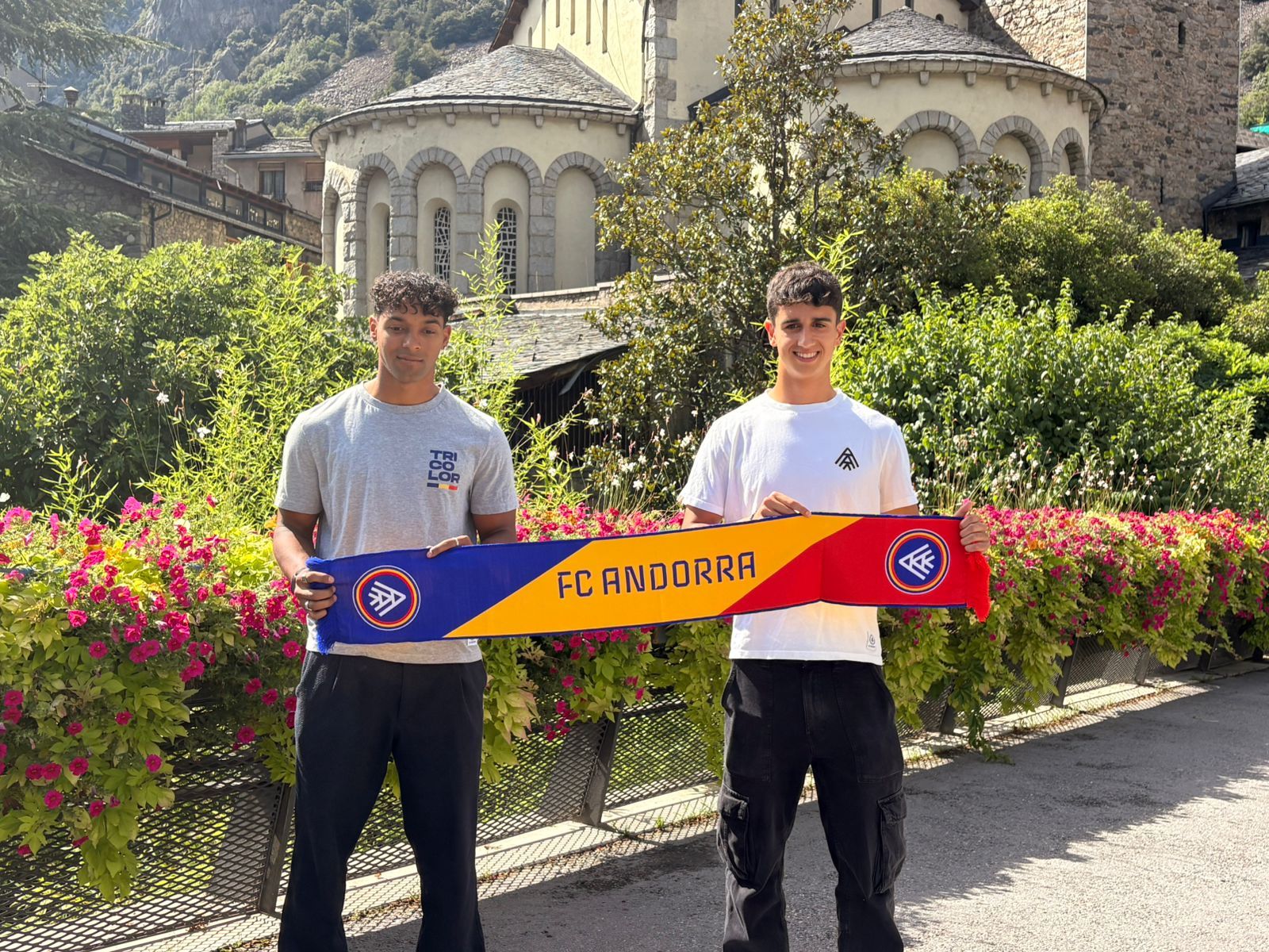 Jastin García i Aingeru Olabarrieta, amb la bufanda de l'FC Andorra a la passarel·la de la plaça del Poble.