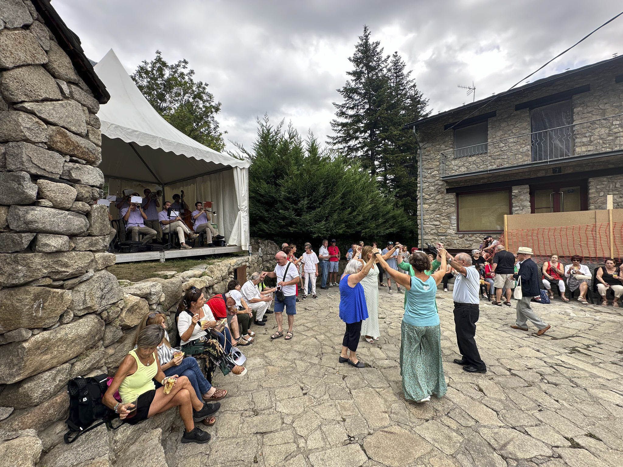 Les sardanes, a la passada festa major de Santa Coloma.