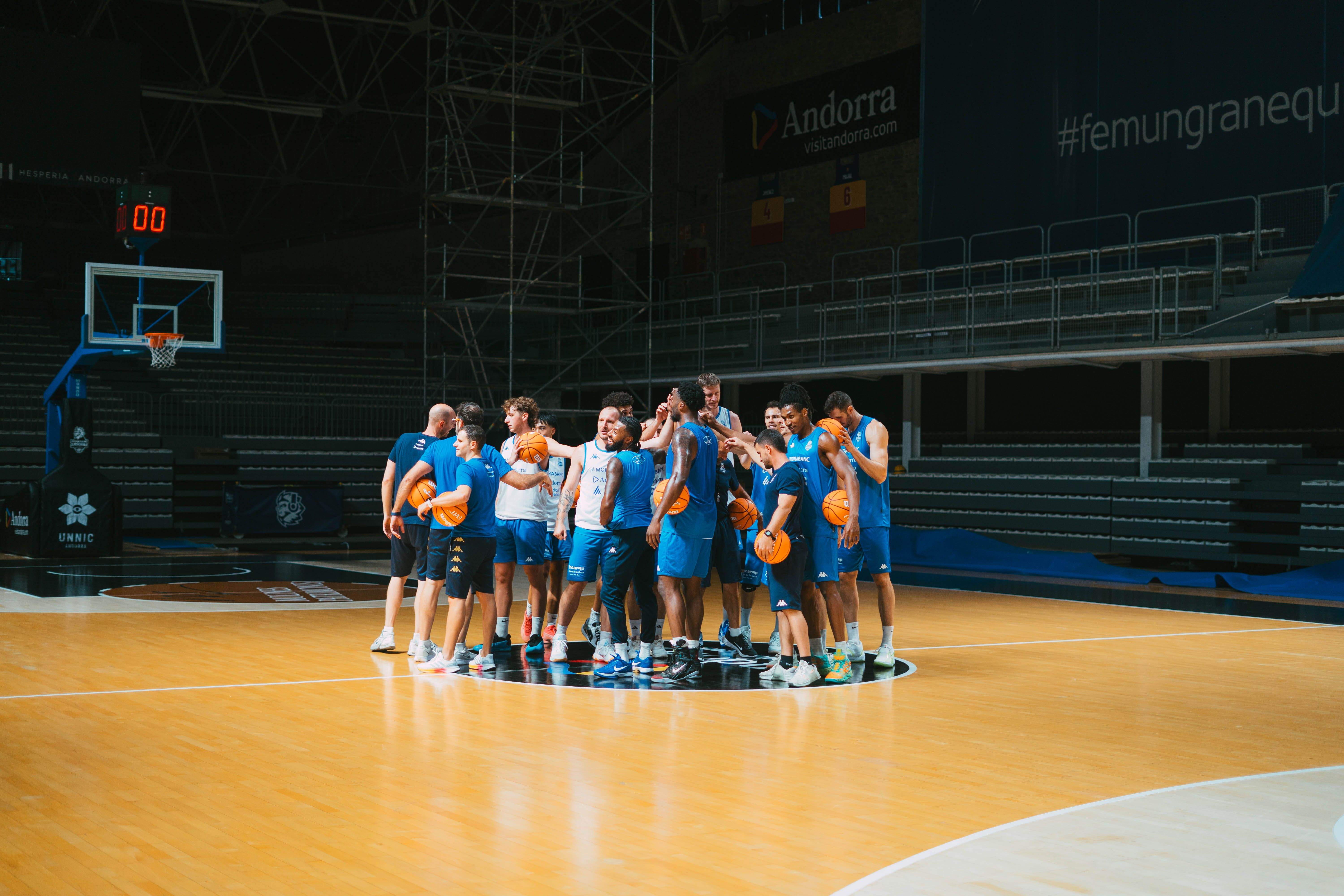 La plantilla del MoraBanc Andorra, en acabar la sessió d'entrenament al pavelló Toni Martí.