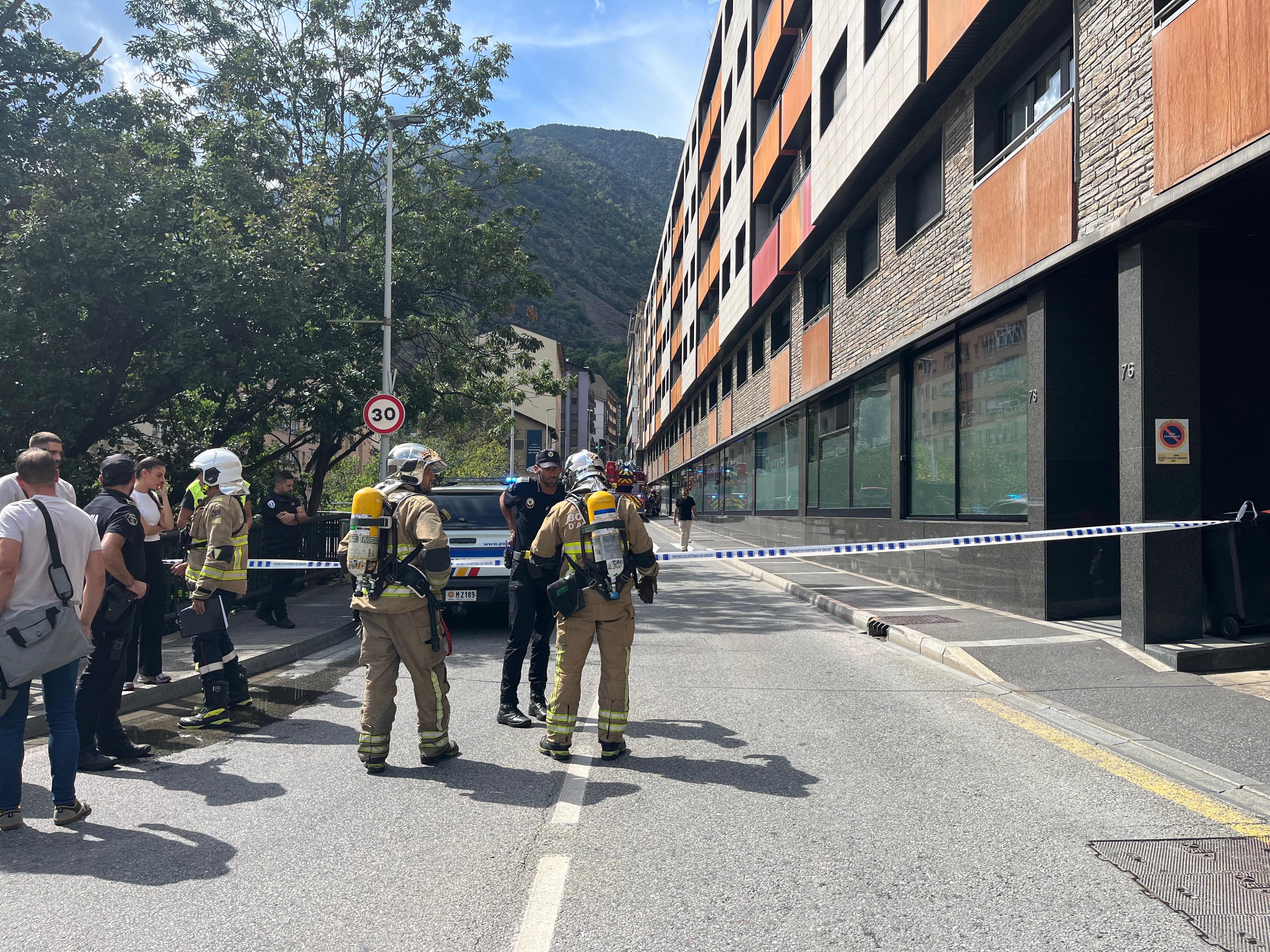 Els bombers al lloc dels fets.