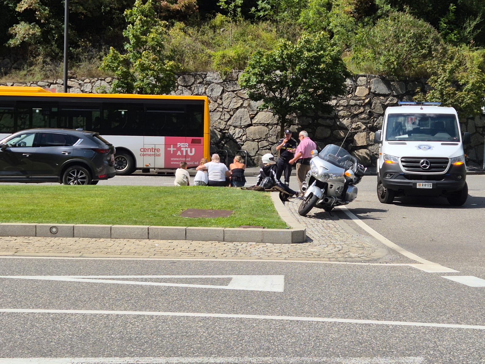 La motorista en qüestió, conversant amb els agents de circulació. 