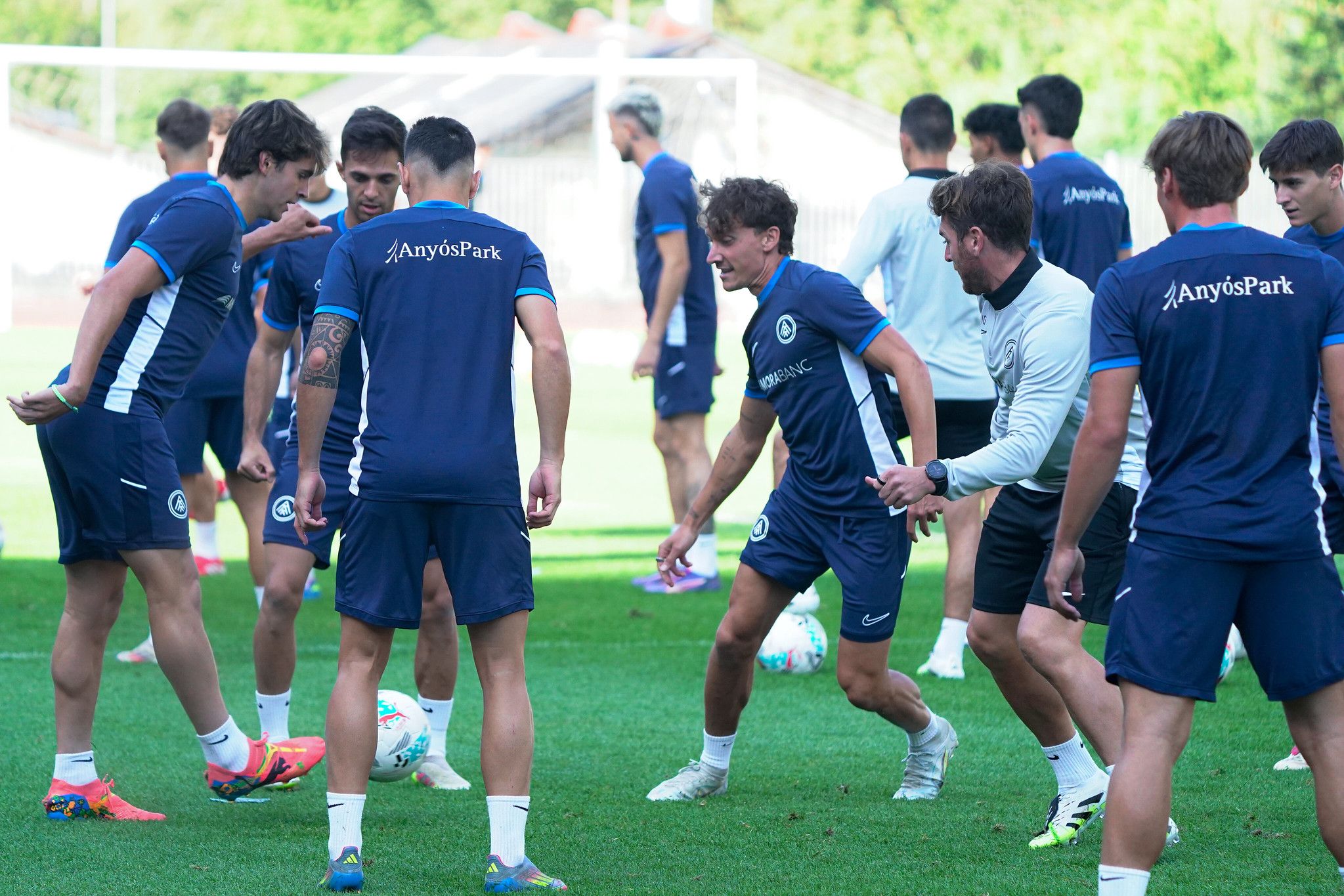 Petxarroman, una de les novetats en la convocatòria, dins el rondo juntament amb el tècnic Ibai Gómez.