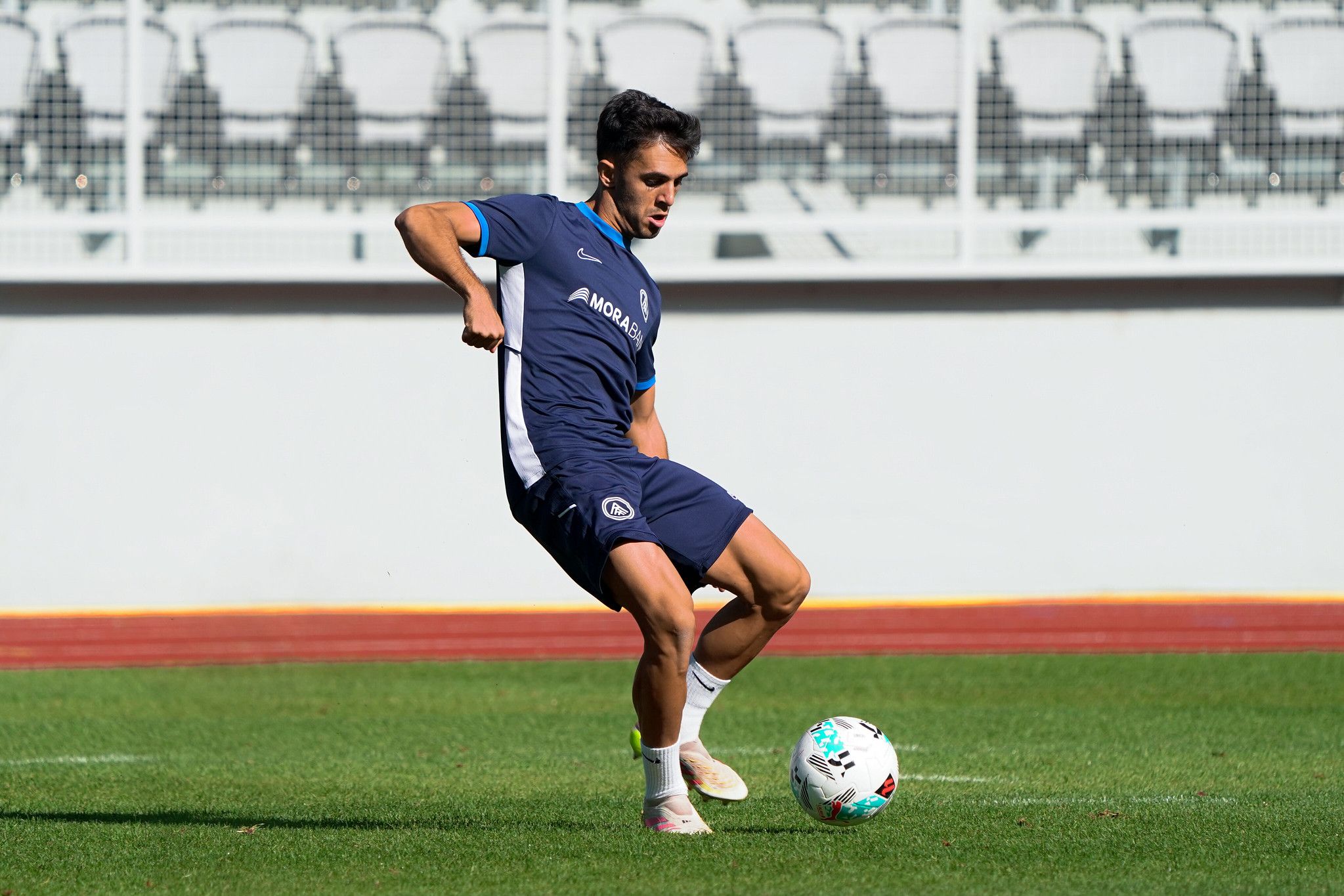 El mitjapunta madrileny Álvaro Martín ja es troba recuperat i entra en la convocatòria. El mitjapunta madrileny Álvaro Martín ja es troba recuperat i entra en la convocatòria.