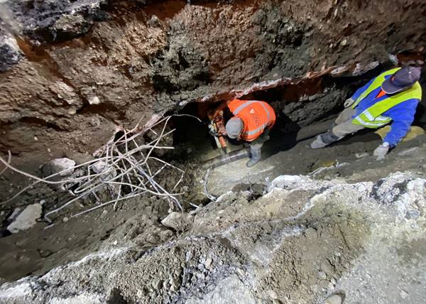 Operaris de la Massana treballant en una incidència a la xarxa d'aigua.