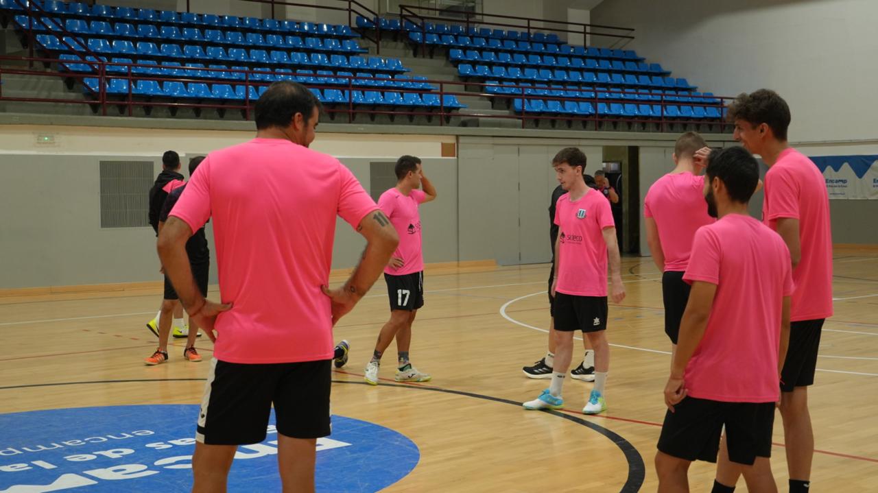 La plantilla de l'FC Encamp, preparant-se per a la màxima competició europea. La plantilla de l'FC Encamp, preparant-se per a la màxima competició europea.