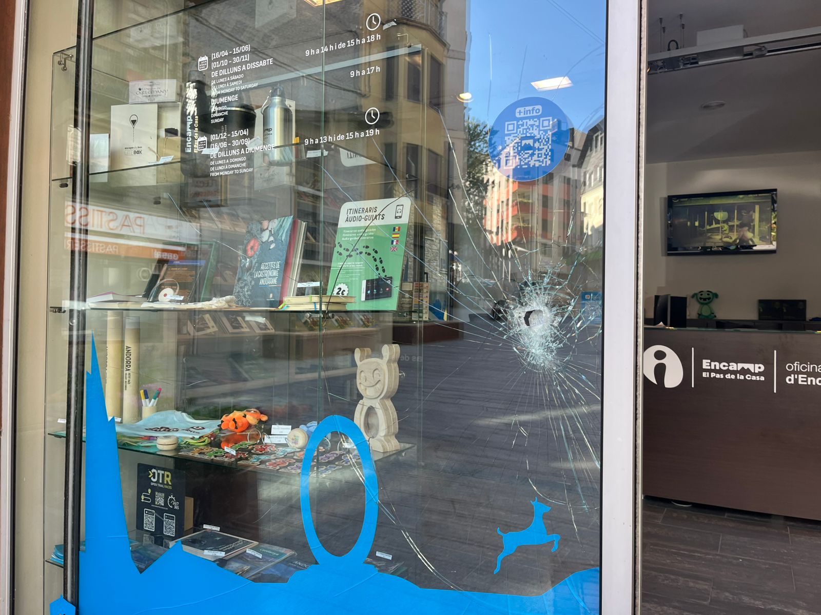 Vidre trencat a la oficina de turisme Vidre trencat a la oficina de turisme