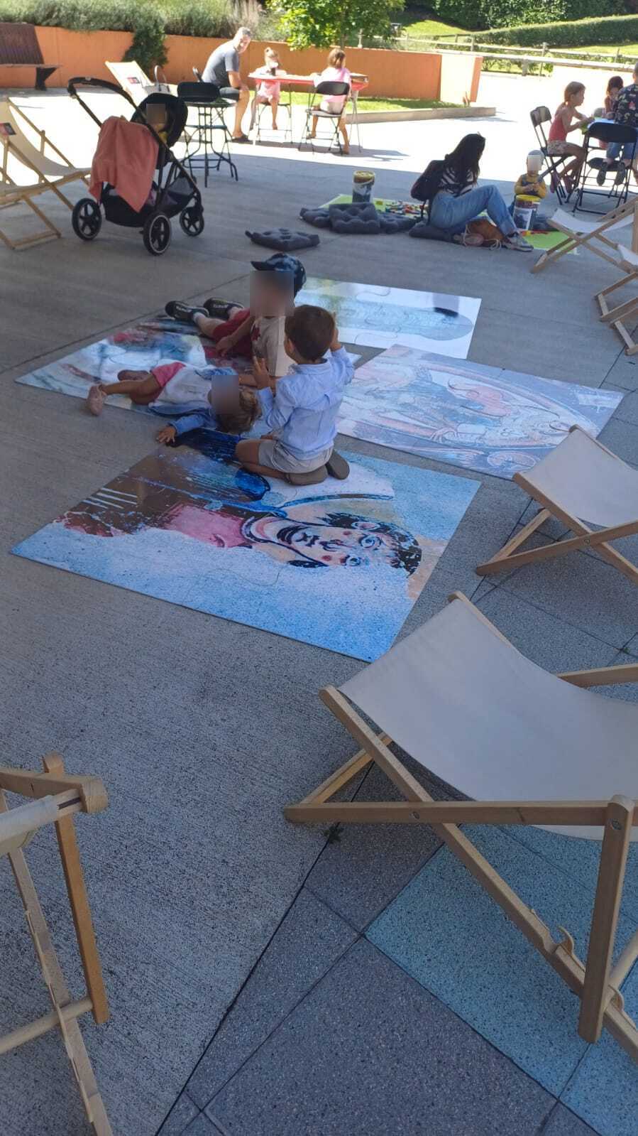 Uns infants jugant als puzzles.