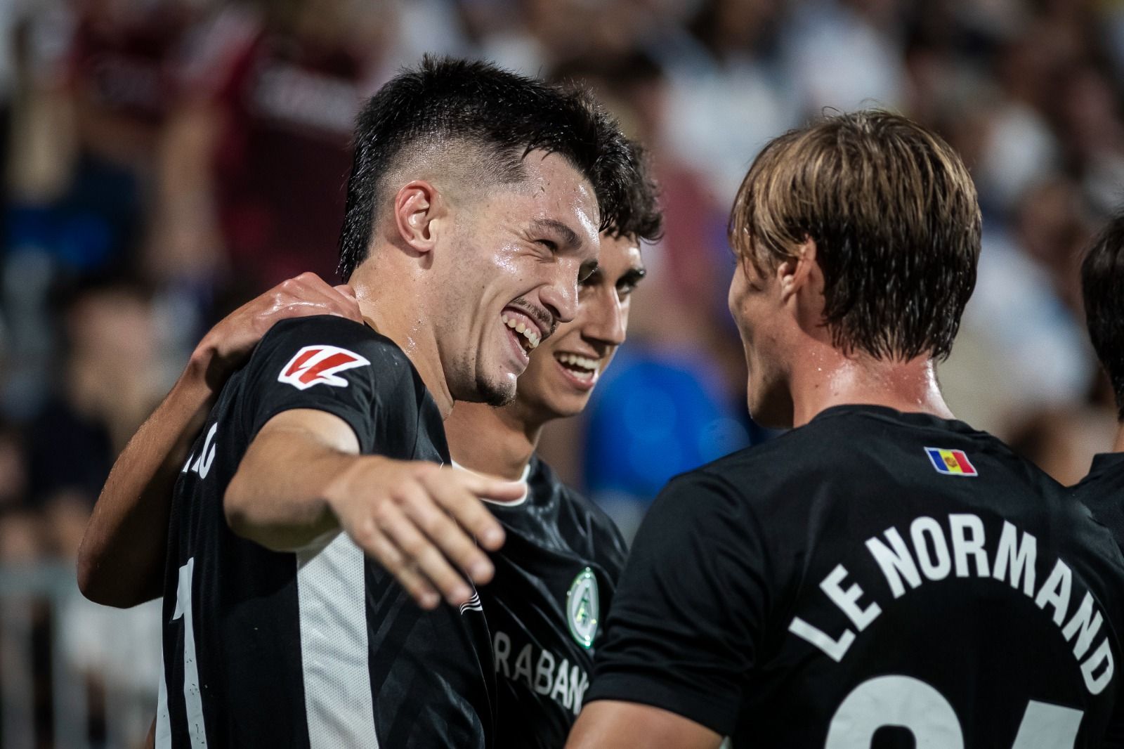 Lautaro de León rep la felicitació dels joves Olabarrieta i Le Normand.