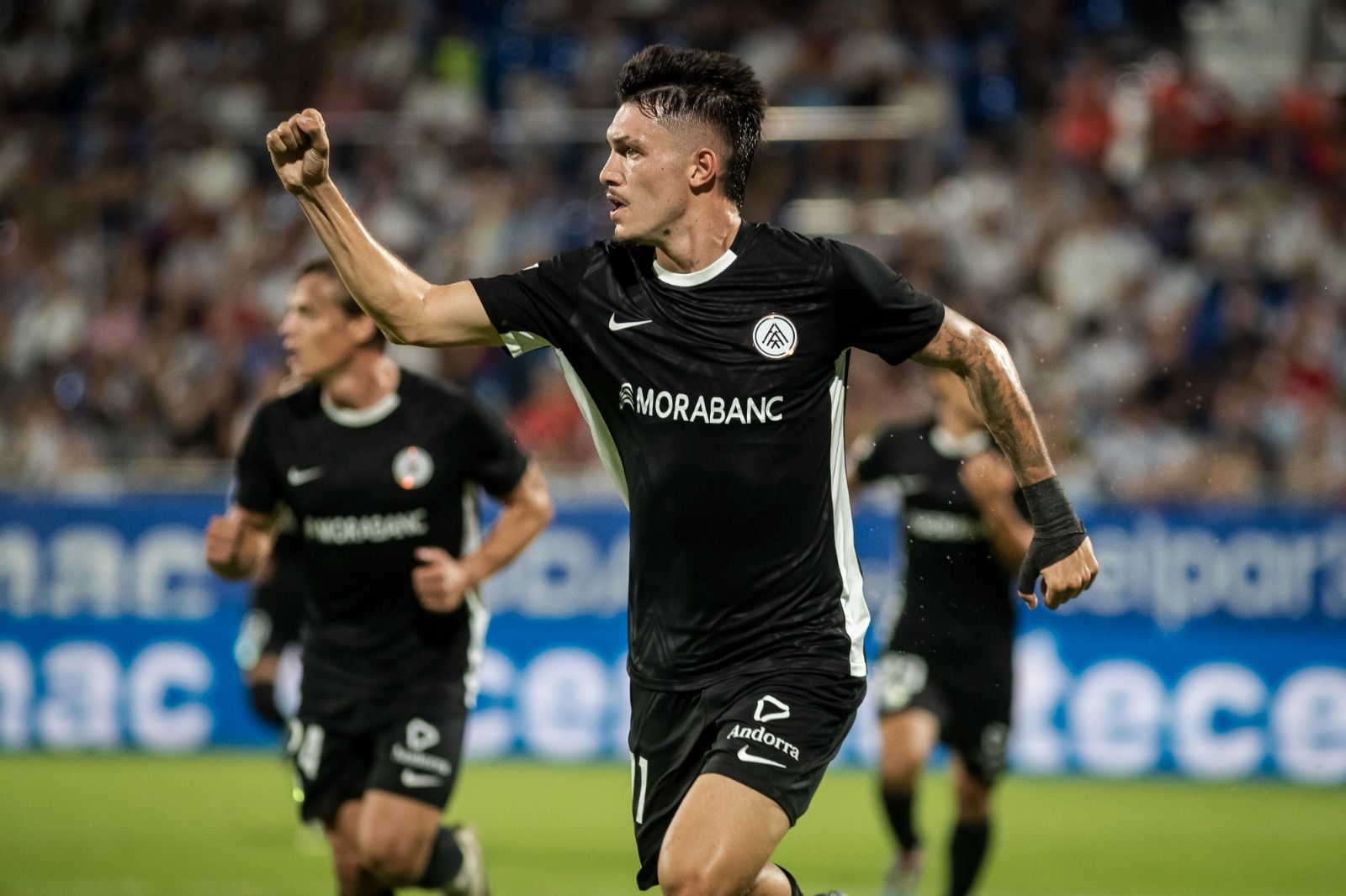 Lautaro de León, celebrant el primer gol de la nit. Lautaro de León, celebrant el primer gol de la nit.