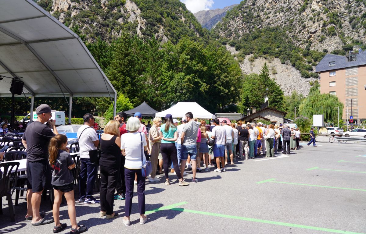 Cues per recollir les racions. Cues per recollir les racions.