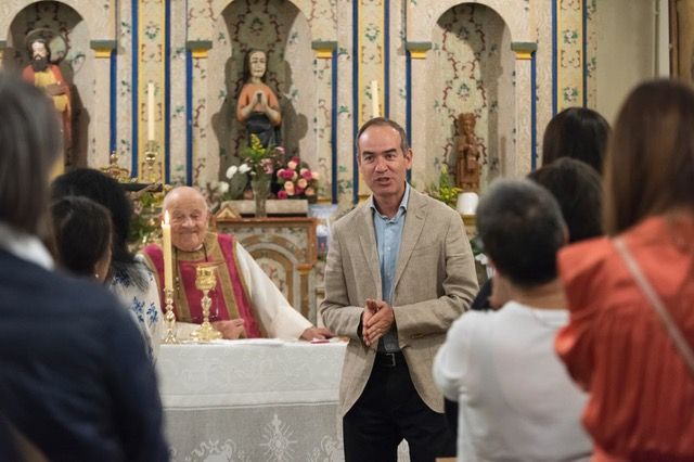 El cònsol major, Jordi Alcobé, i el mossèn Ramon, durant la missa