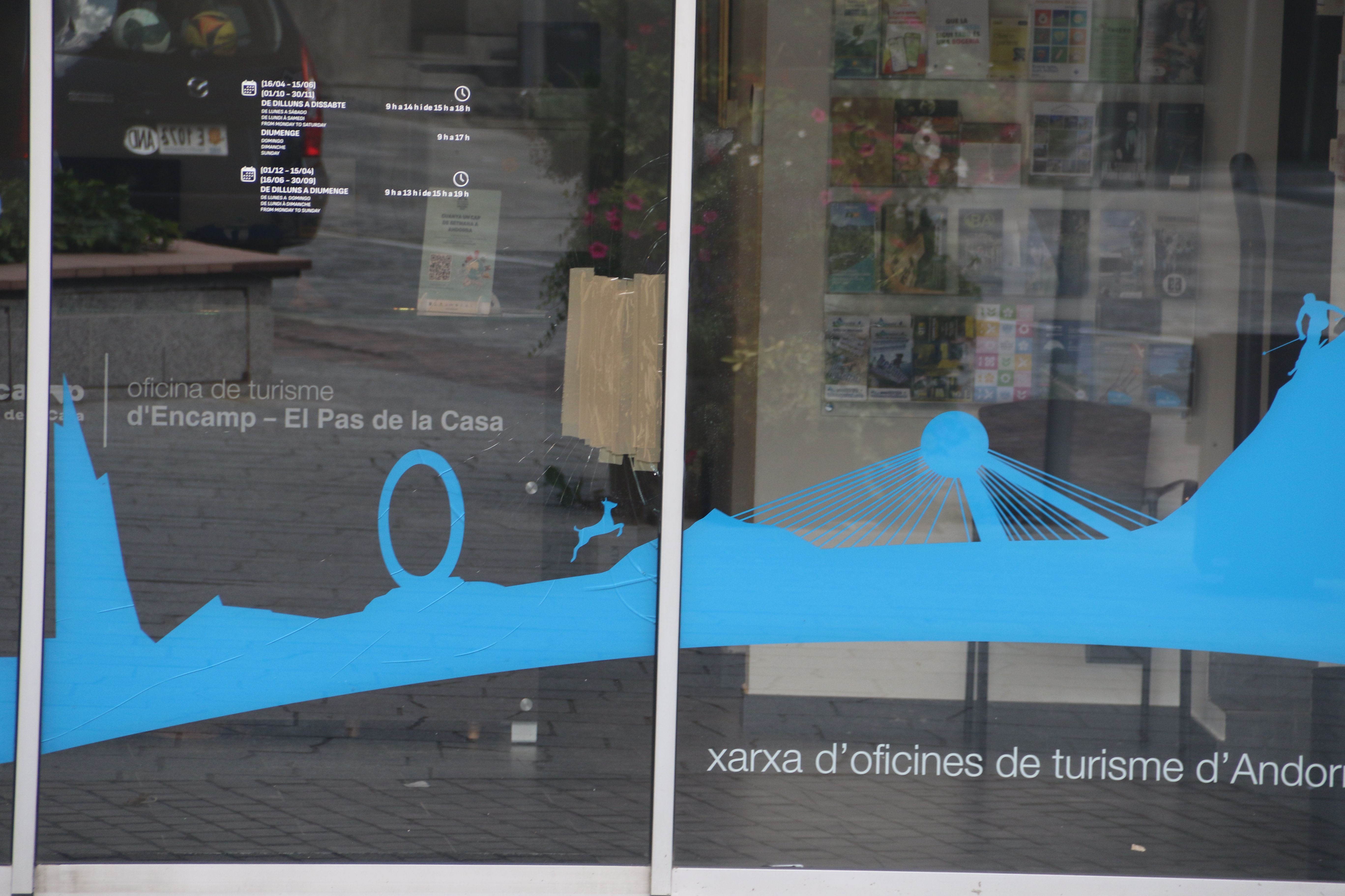 El cop de martell que va fracturar el vidre de l'oficina de turisme estava aquesta tarda cobert amb cinta de precintar. El cop de martell que va fracturar el vidre de l'oficina de turisme estava aquesta tarda cobert amb cinta de precintar.