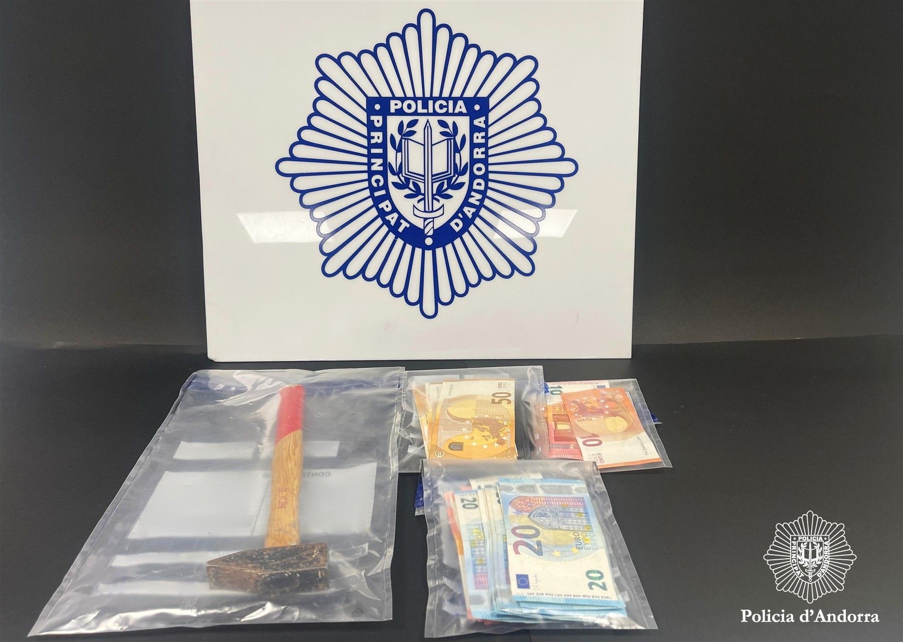 El martell i els diners recuperats. El martell i els diners recuperats.