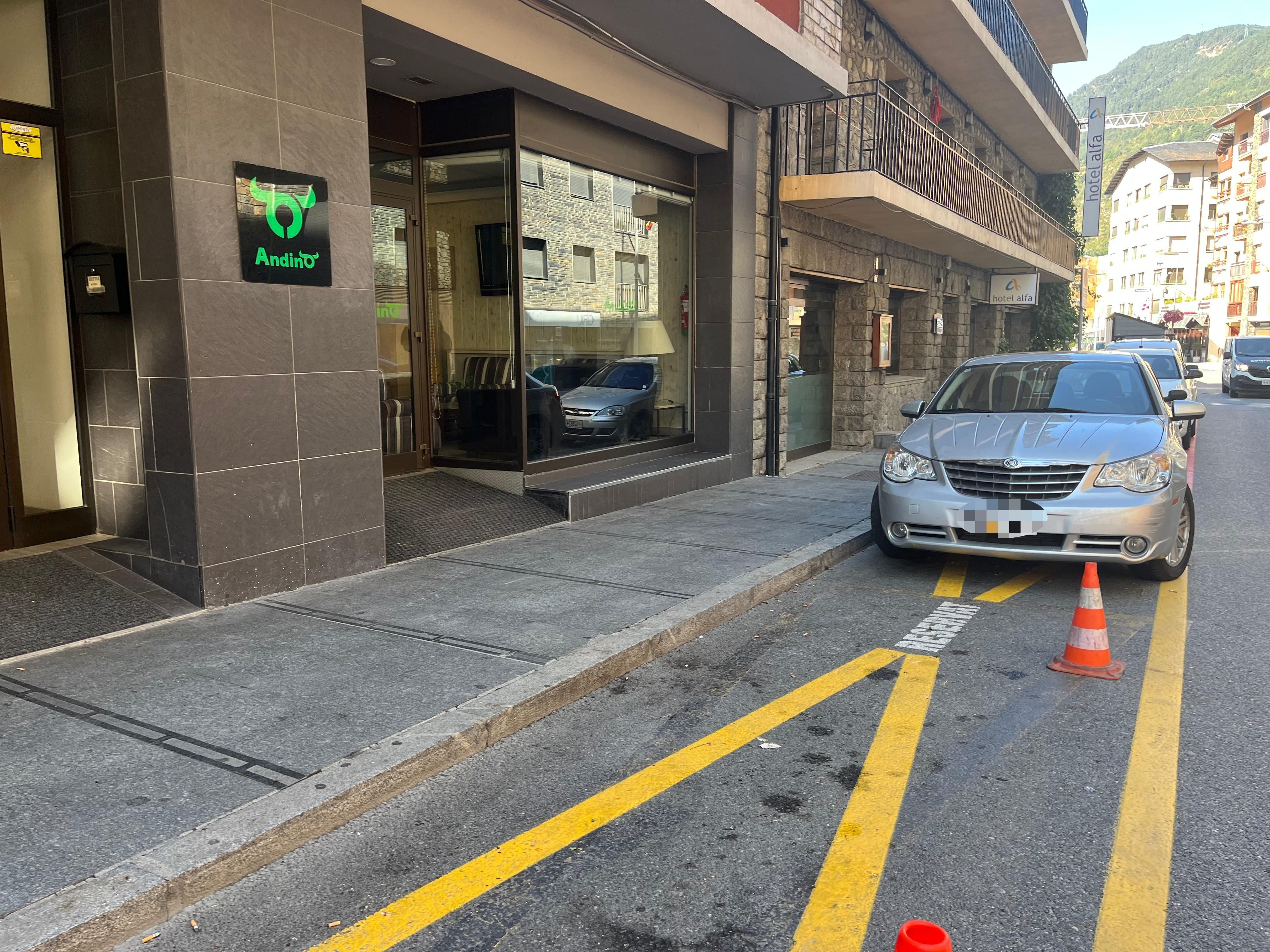 El detingut va acudir a l'establiment hoteler on residia a buscar un ganivet.