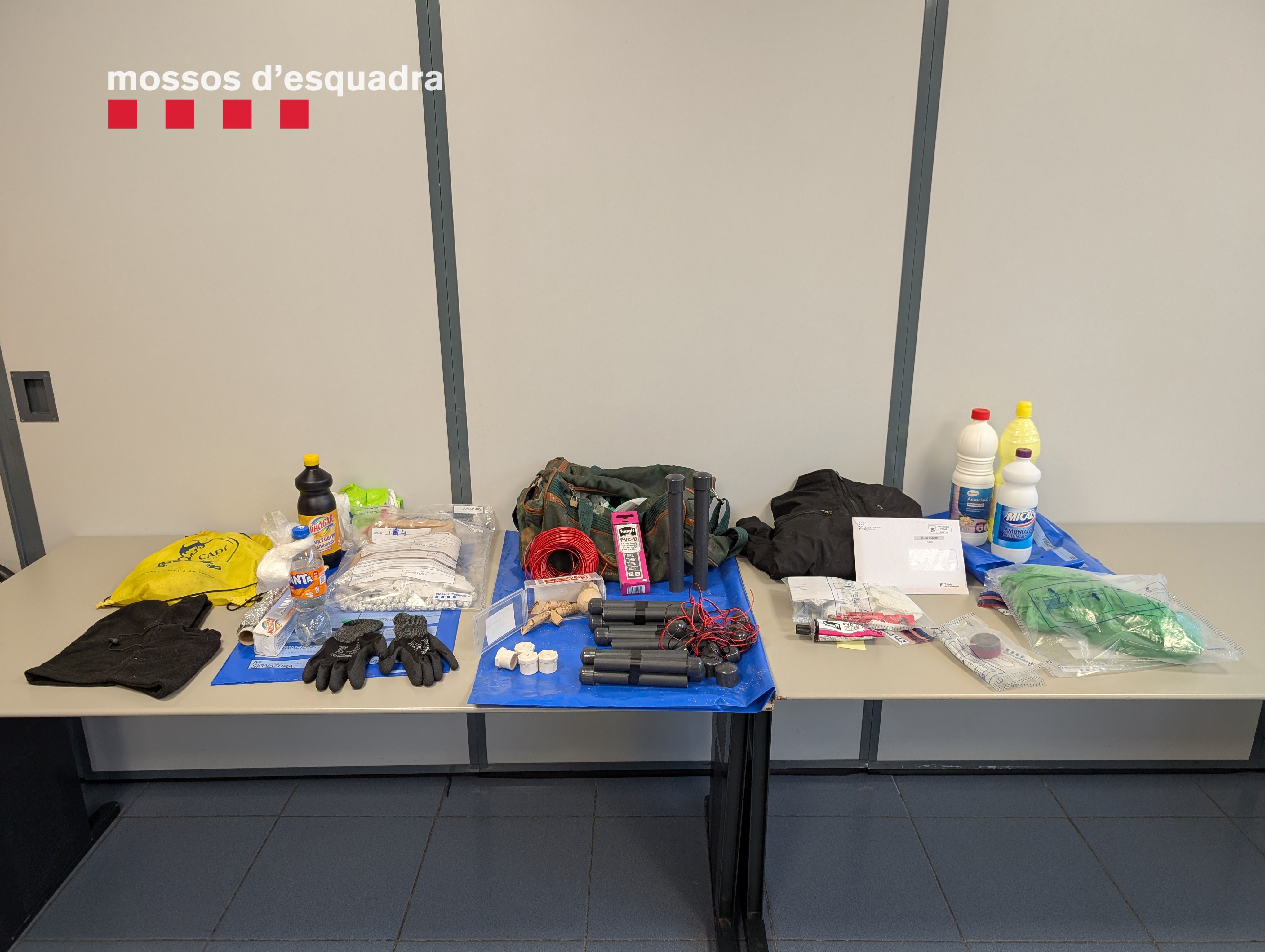 Material localitzat pels mossos que servirien per fer els artefactes explosius.