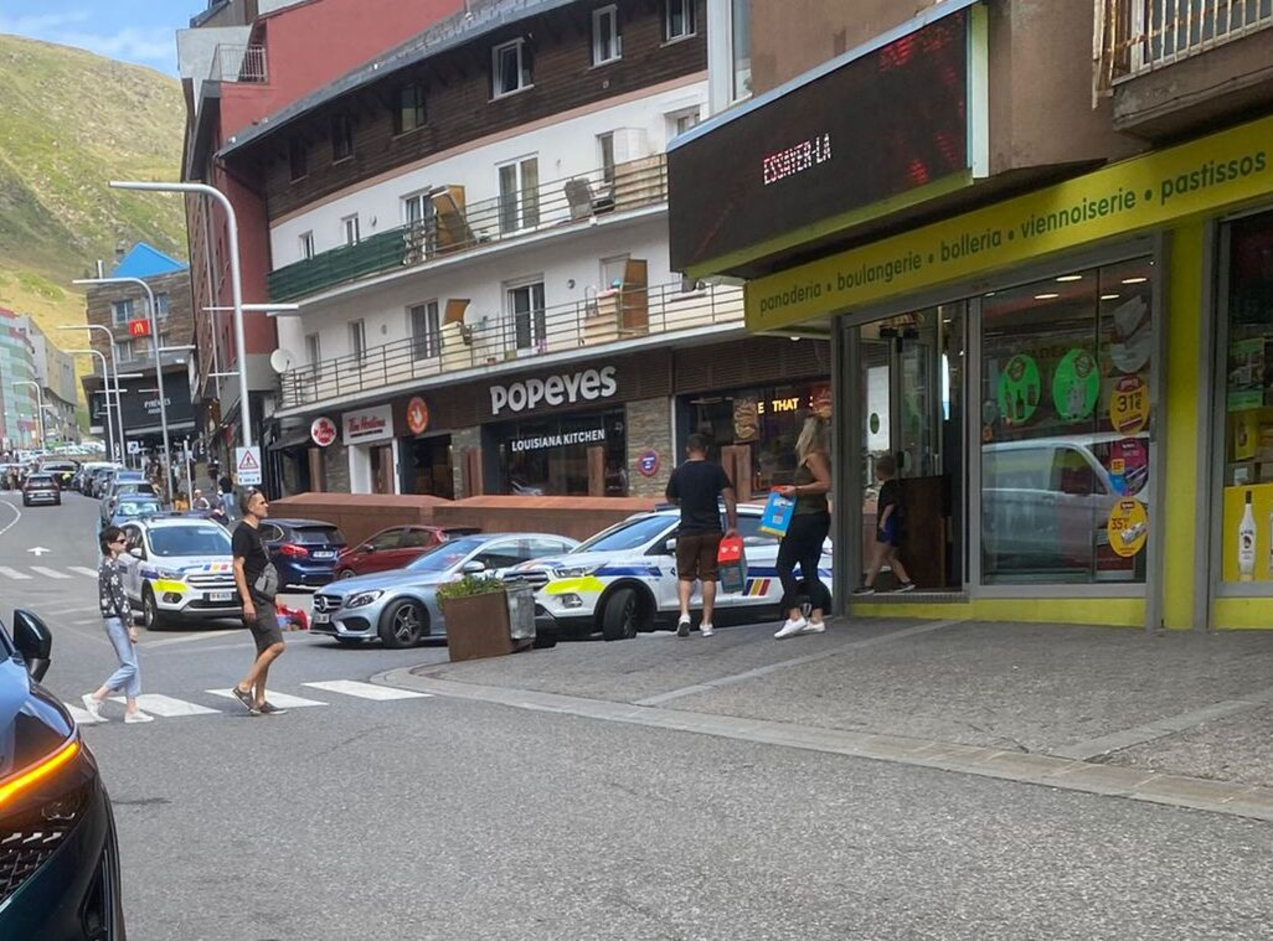 Cotxes de policia en un dels carrers on la noia es va veure perseguida.