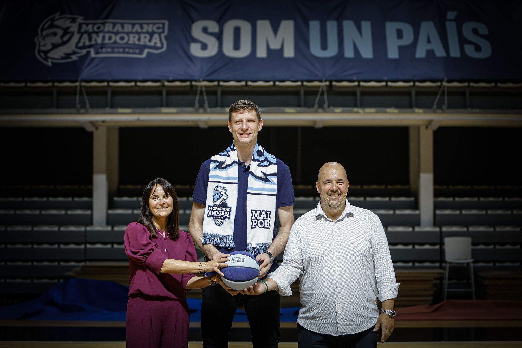 Bonell i Aixàs, amb el nou interior de referència de l'equip, Artem Pustovyi.