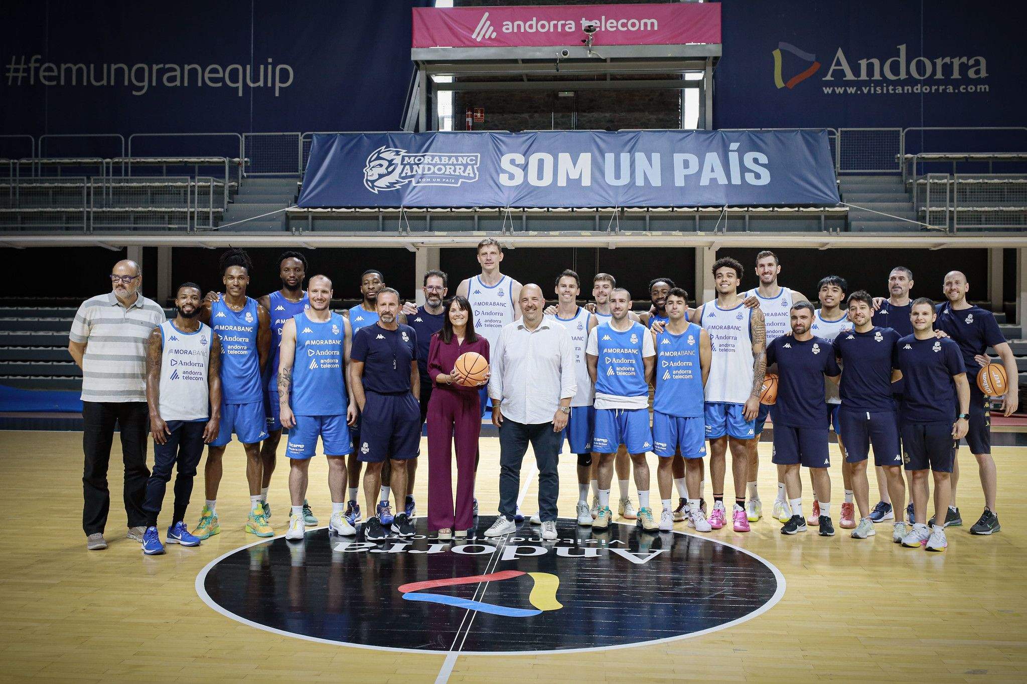 La plantilla del MoraBanc Andorra 25-26, amb la ministra Bonell al capdavant.