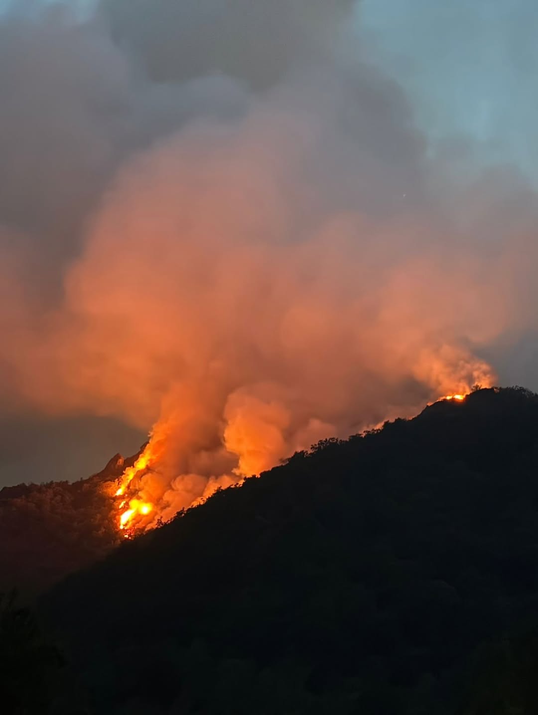 Un dels focs que han hagut de sufocar els bombers andorrans a Astúries. Un dels focs que han hagut de sufocar els bombers andorrans a Astúries.