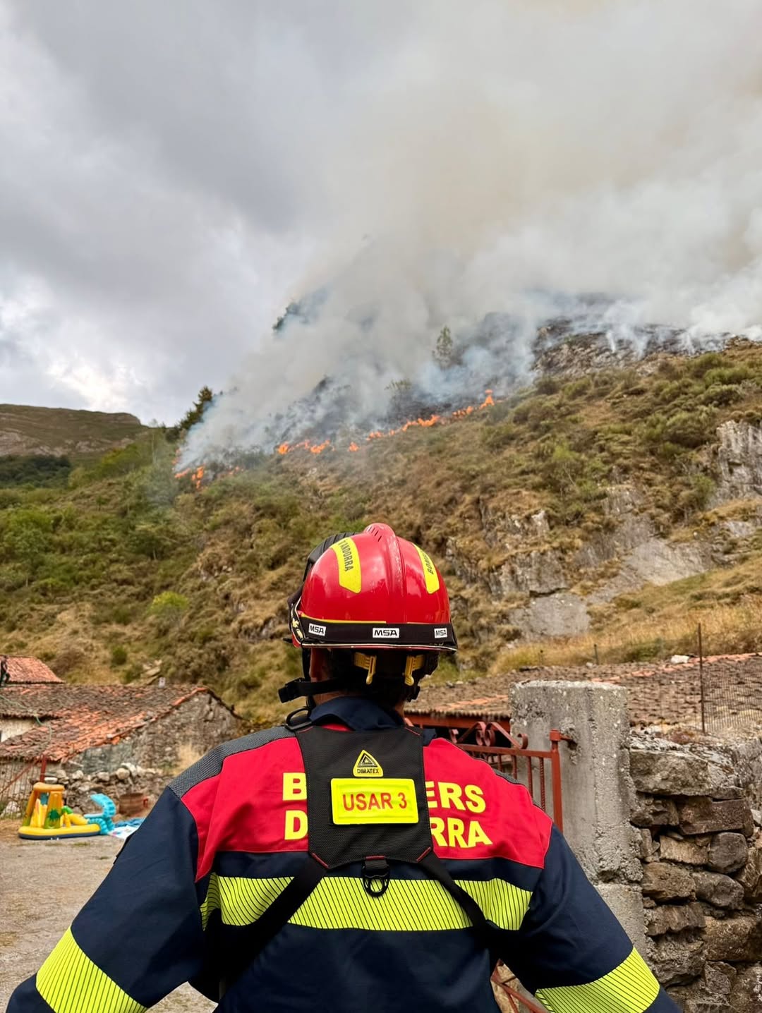 Un dels agents andorrans observant un dels fronts en què han hagut d'intervenir. Un dels agents andorrans observant un dels fronts en què han hagut d'intervenir.