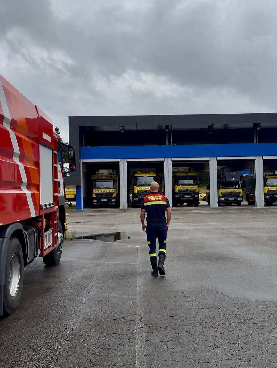 Els bombers en un dels parcs als quals han acudit aquests dies. Els bombers en un dels parcs als quals han acudit aquests dies.