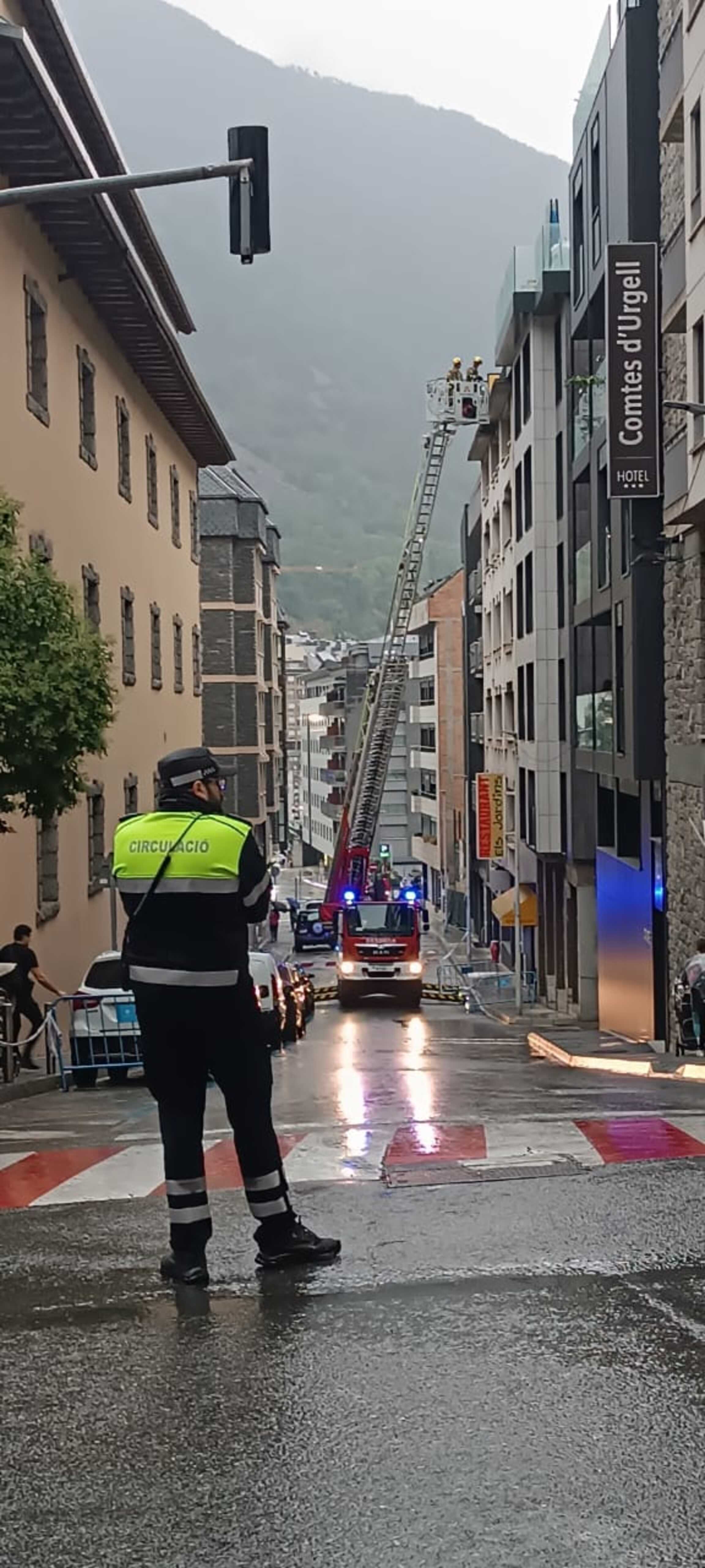 Actuació dels bombers al carrer Josep Viladomat.
