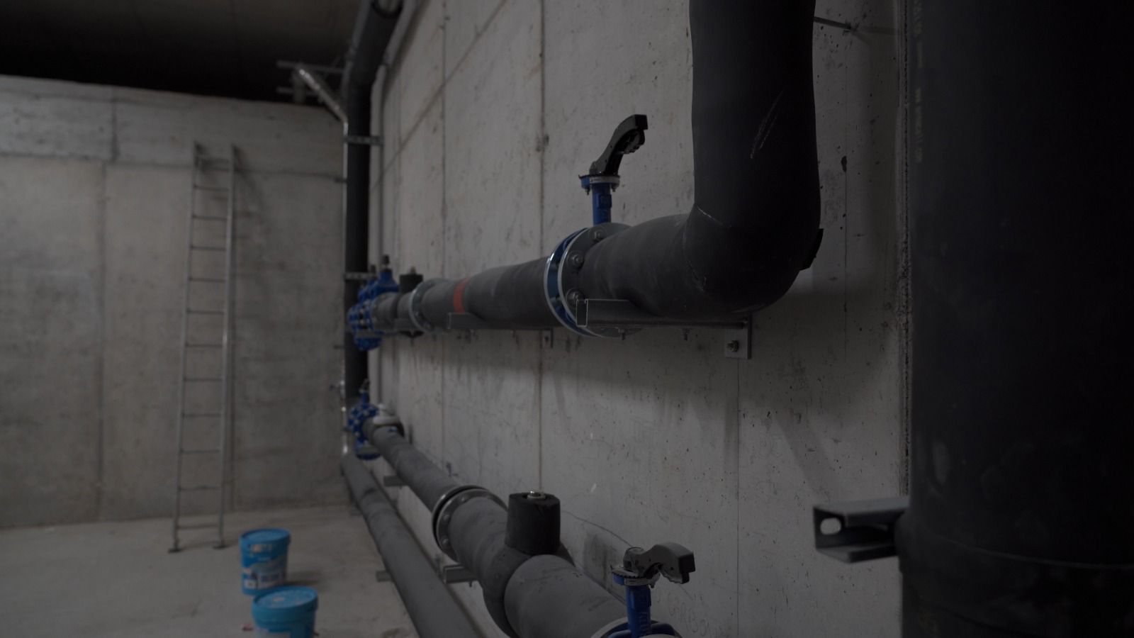 Els tubs que reutilitzaran l'aigua de la pluja en dos dipòsits.