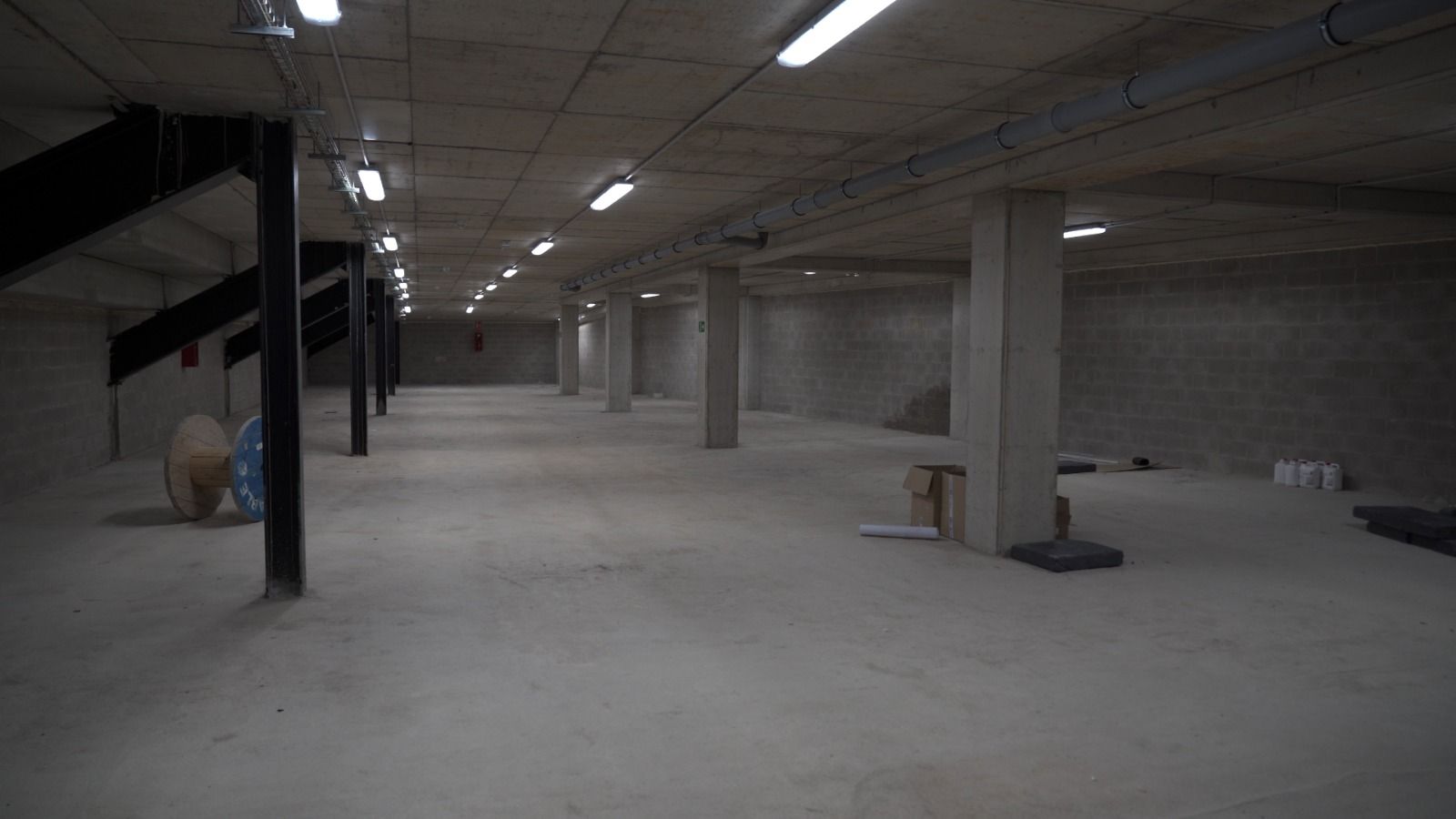 Sota les graderies, l'estadi té infinitat de magatzems interiors.