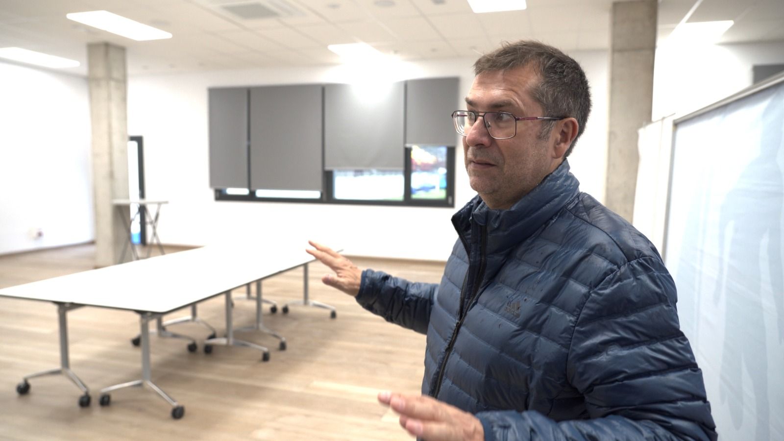 David Rodrigo, mostrant les interioritats de la sala de premsa.