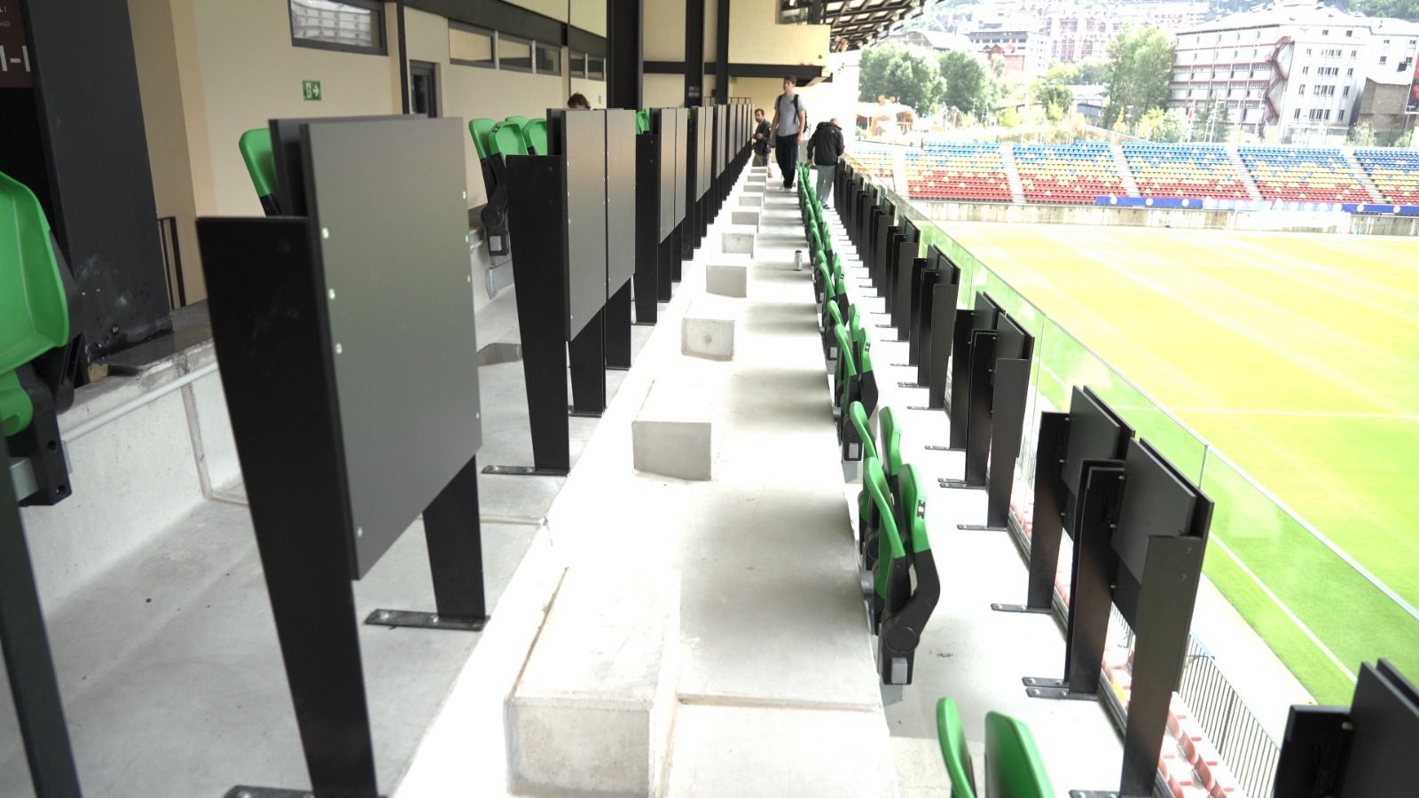 Zona de premsa amb pupitres per als periodistes acreditats.