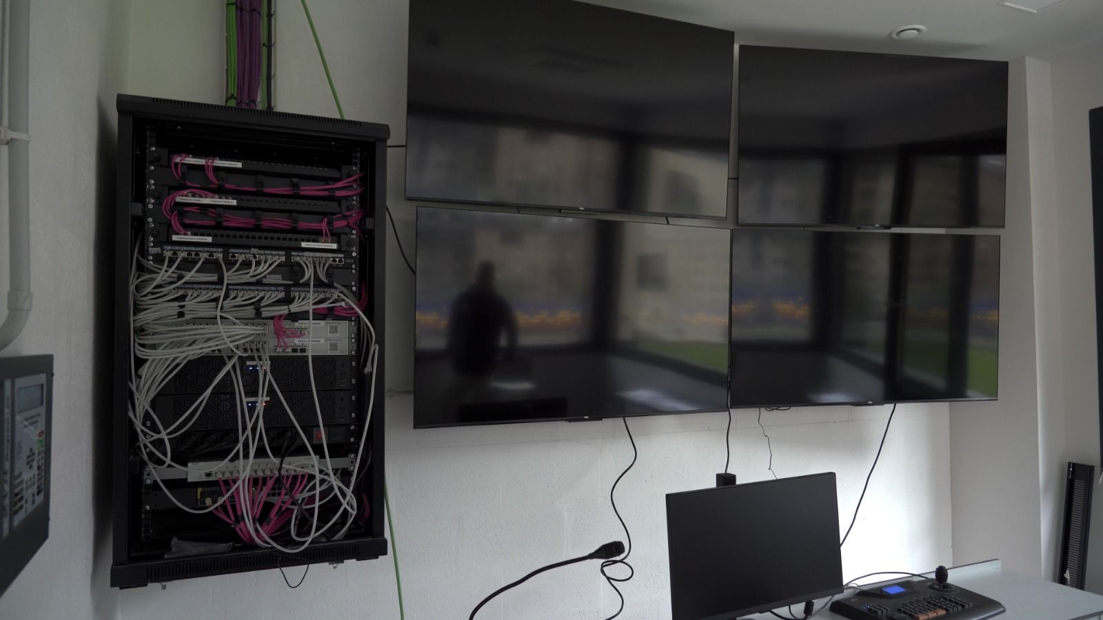 Sala on es controlaran les 86 càmeres de seguretat de l'estadi de la FAF.