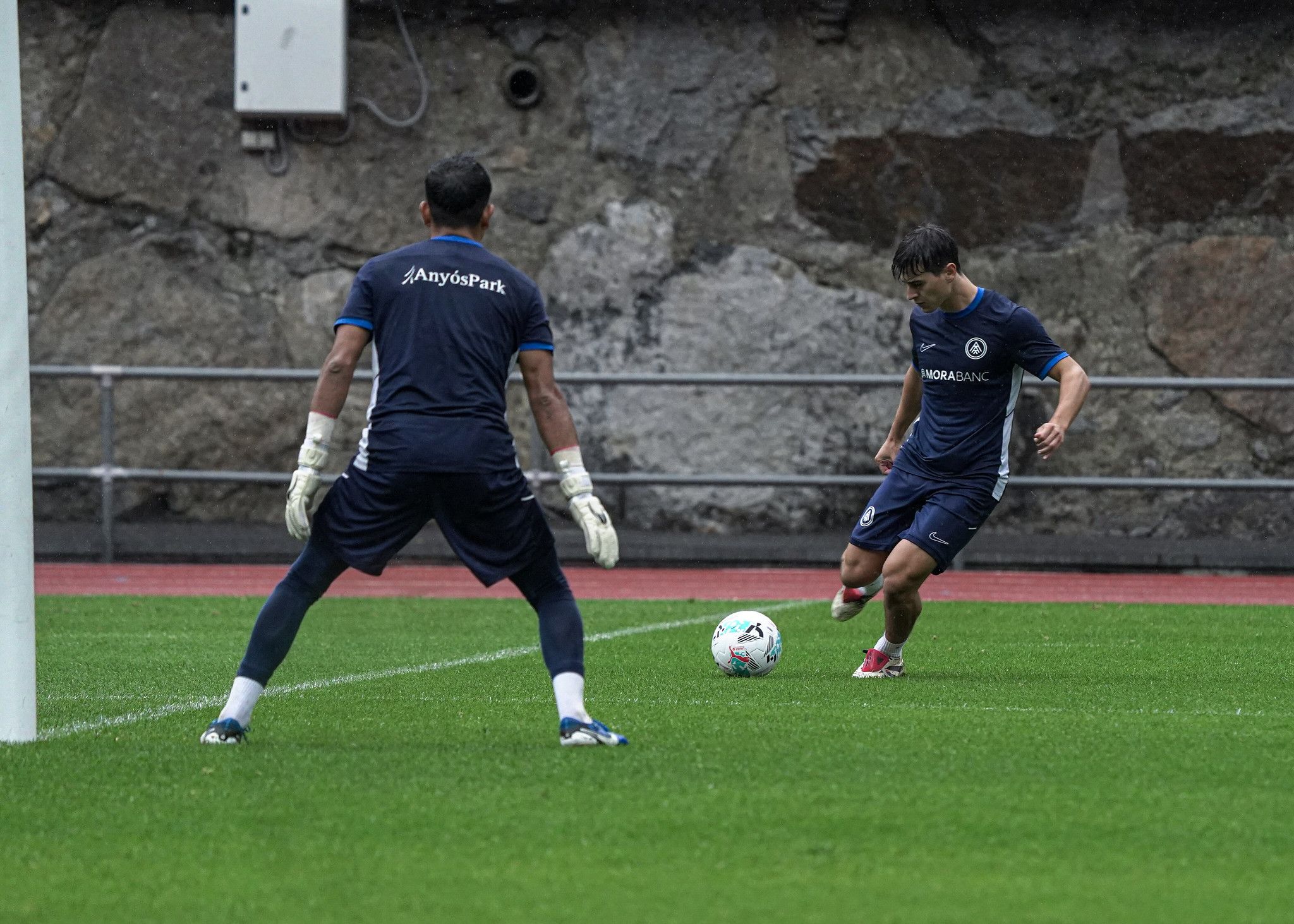 El migcampista Marc Domènech, sota la pluja en l'entrenament d'aquest dimecres.