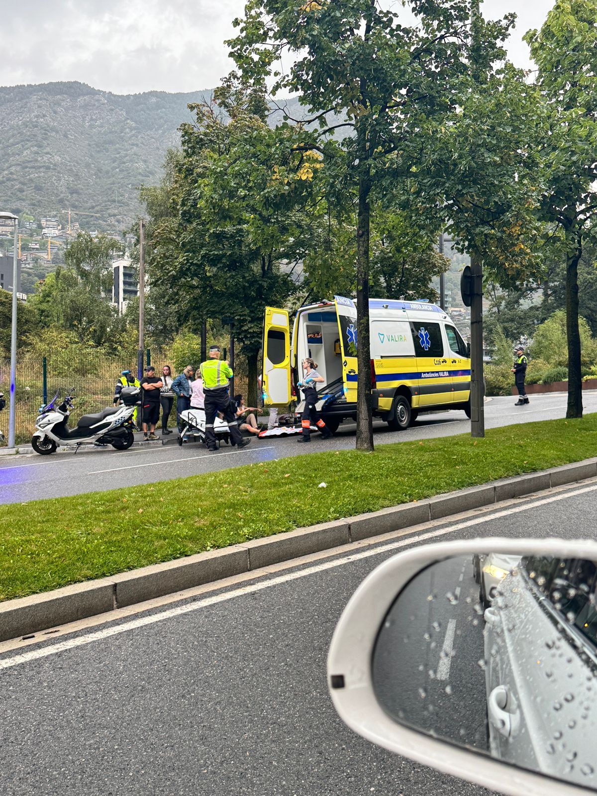 Sanitaris atenent la ferida amb el suport d'agents de circulació i policies d'atestats en l'accident a prop de la rotonda del KM0.