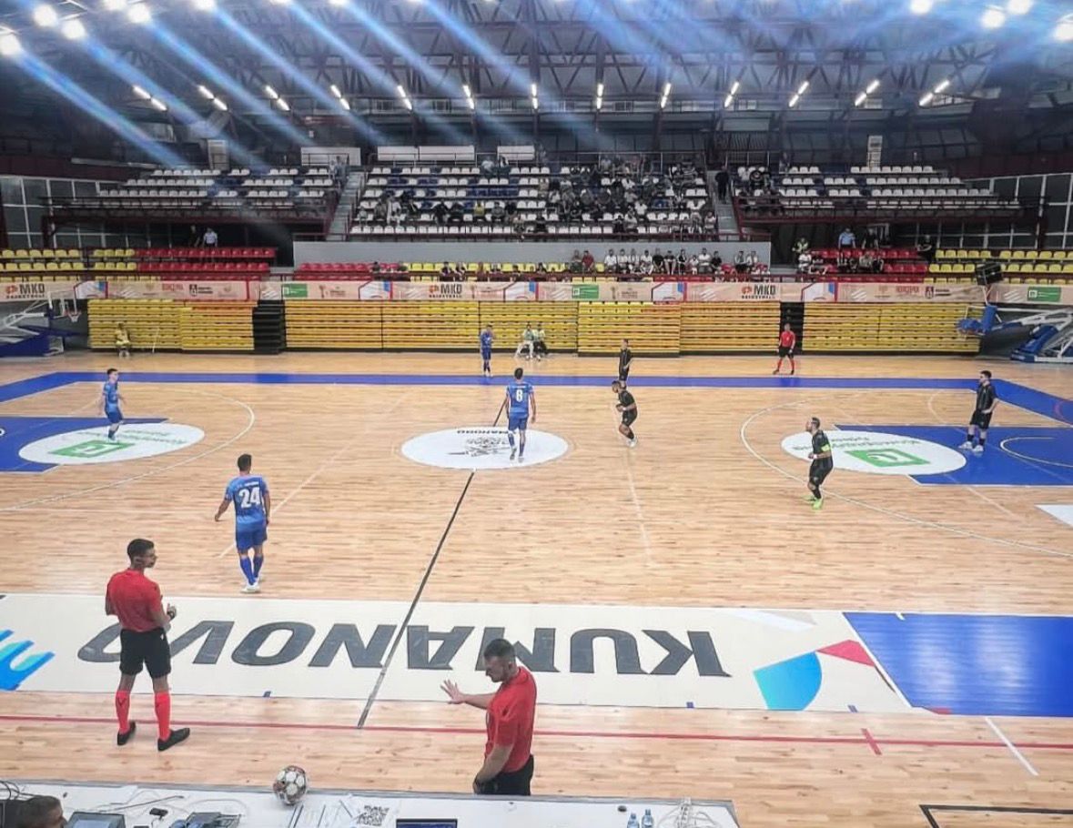 El Sideco Encamp, sobre el parquet de Macedònia en l'inici del duel.