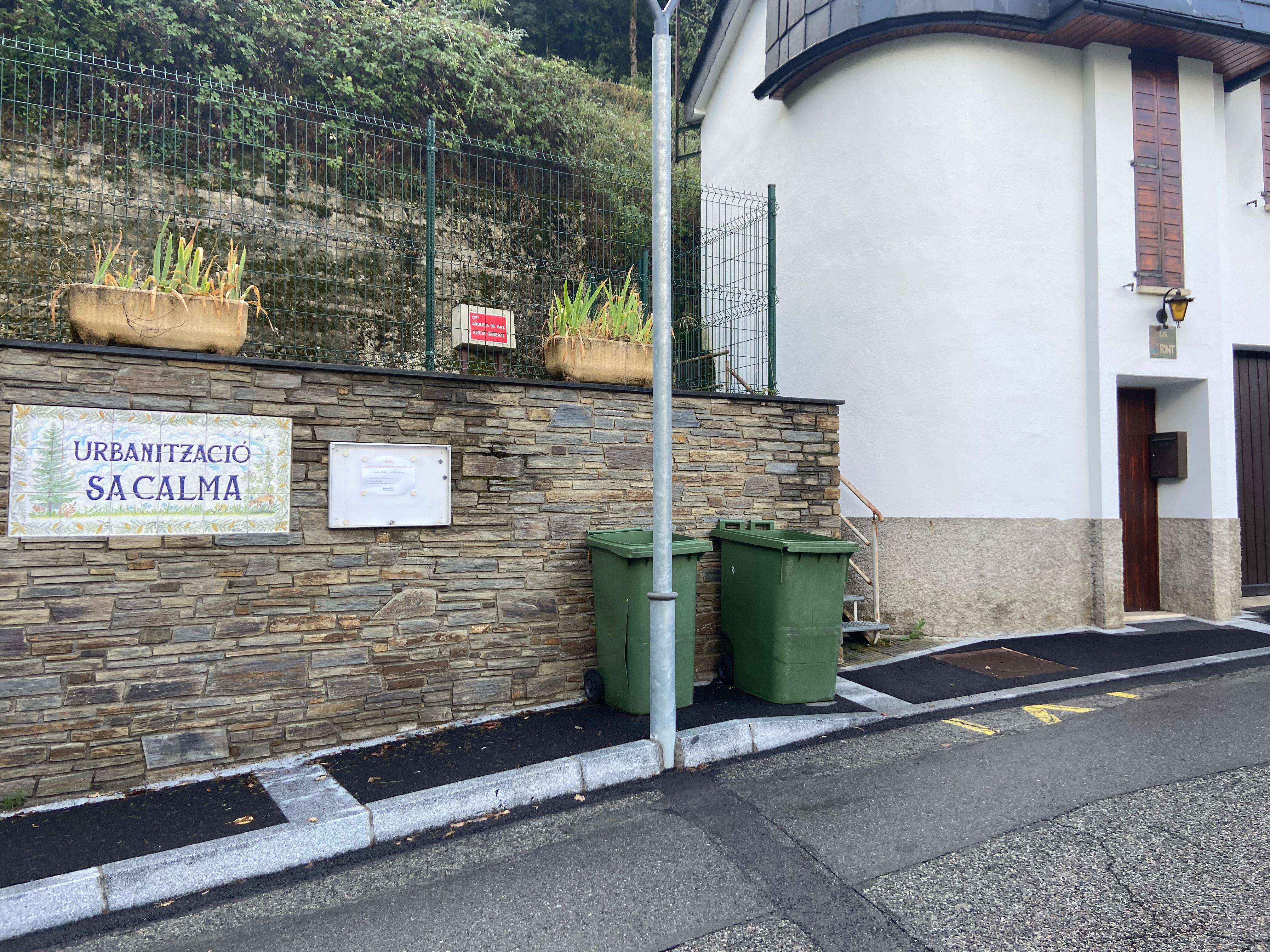 Dos contenidors de brossa a l'entrada de la urbanització. Dos contenidors de brossa a l'entrada de la urbanització.