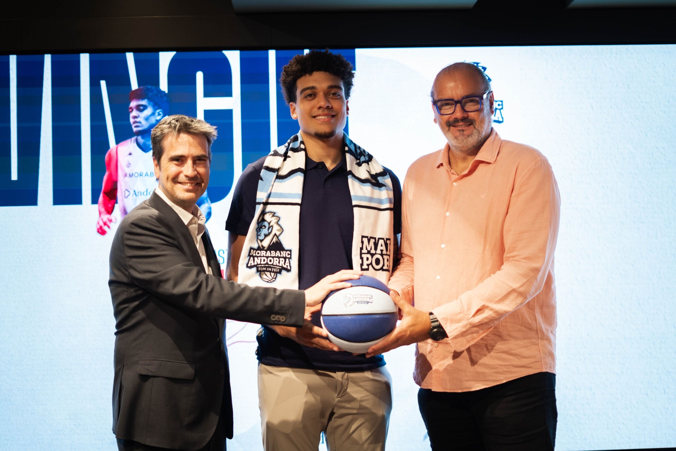 Justin McKoy, al centre de la imatge amb el director esportiu Francesc Solana i el dircom de Morabanc, Josep-Lluís Trabal.