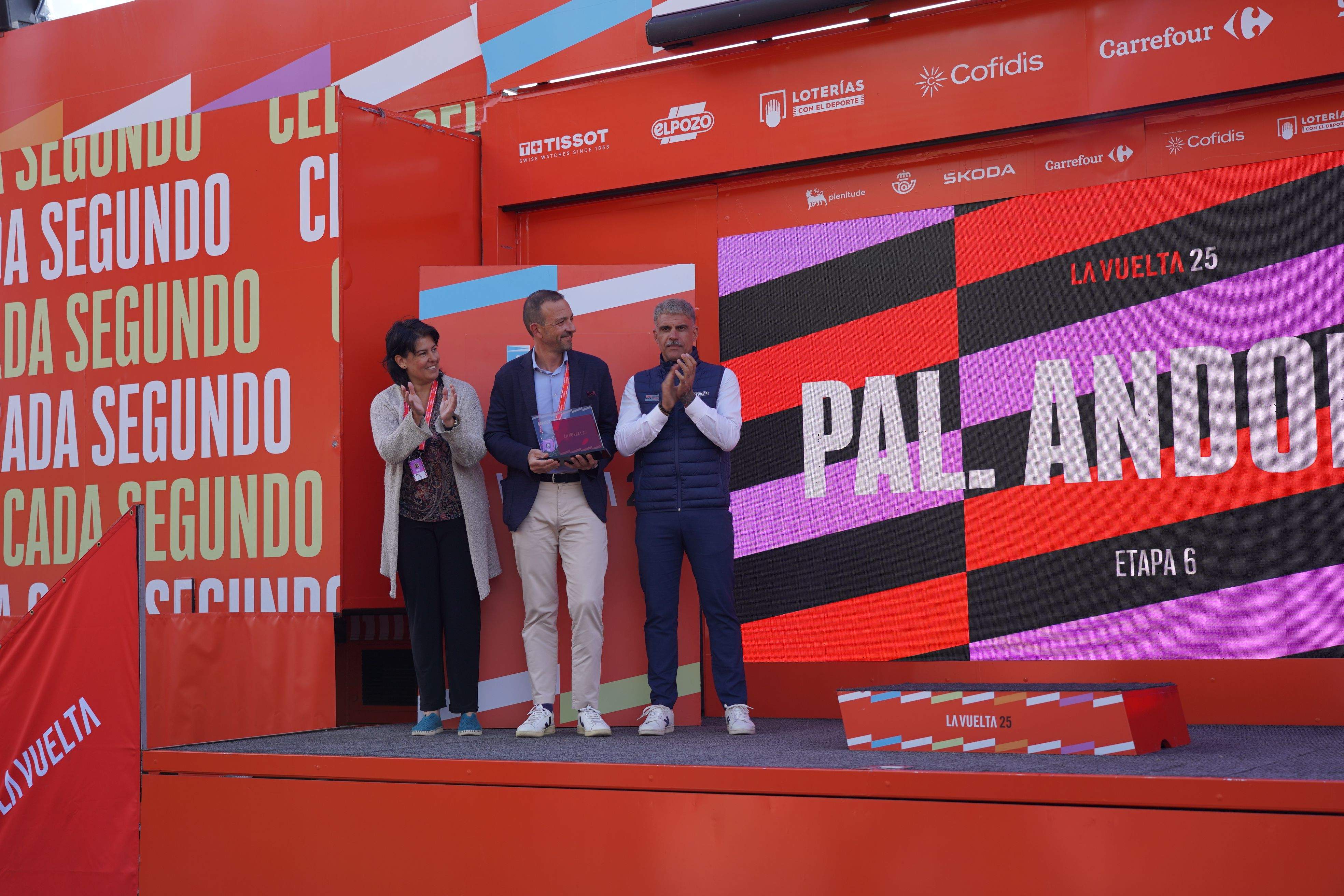 L'ambaixador de la ronda ciclista, Óscar Pereiro, amb el ministre de Turisme Jordi Torres i la cònsol massanenca Eva Sansa.