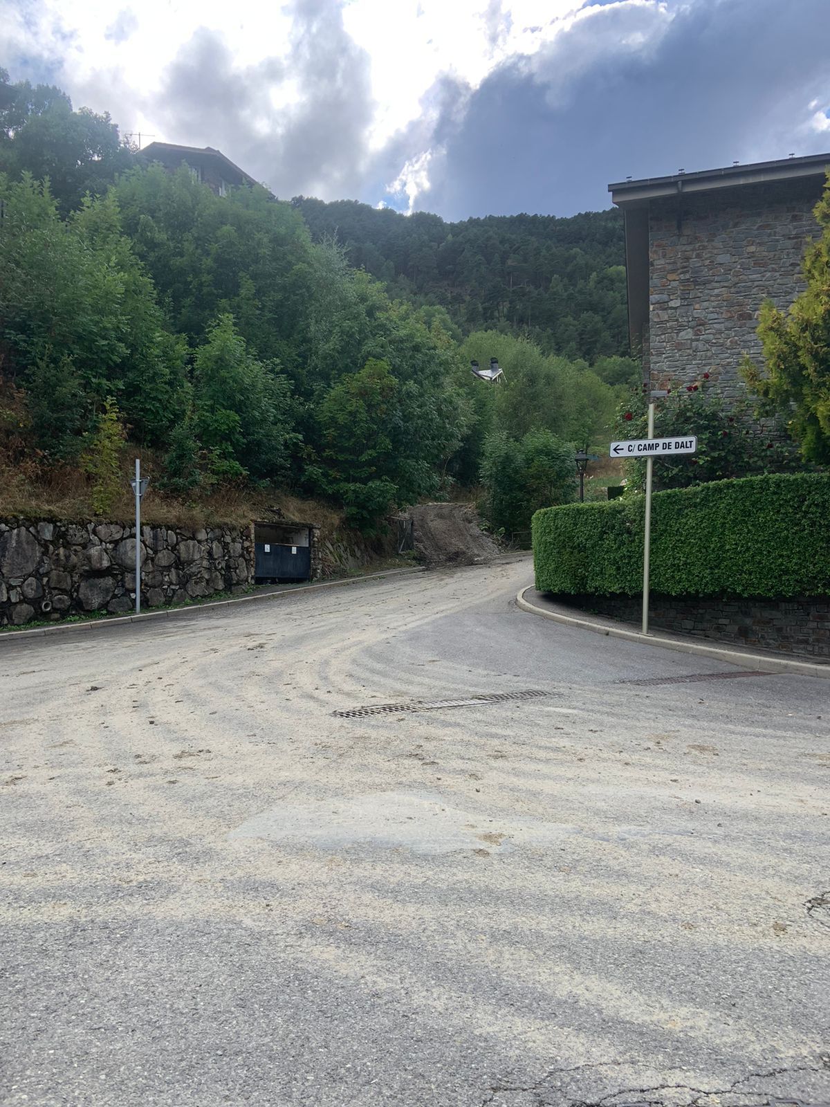 Traces de fang pels carrers d'Escàs.