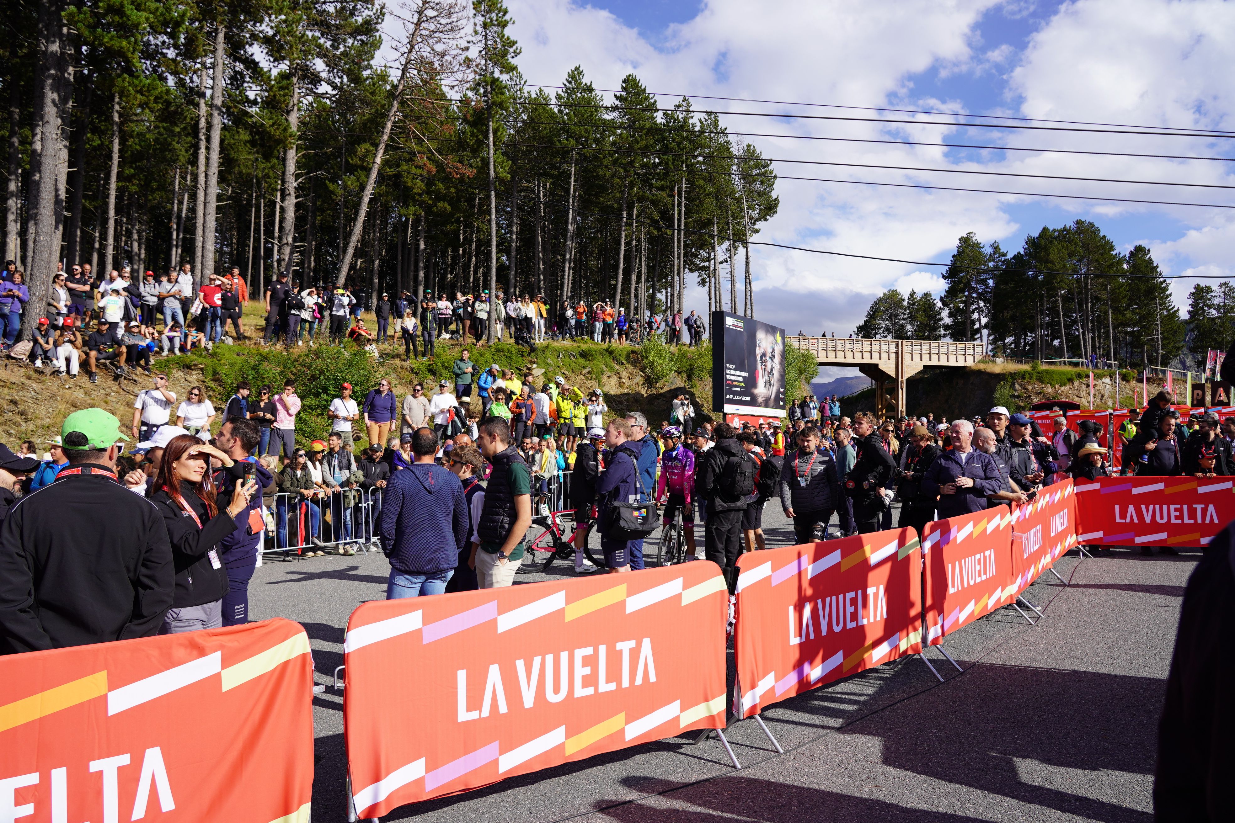 La Caubella s'ha emplenat de residents i turistes que no s'han volgut perdre la sisena etapa.