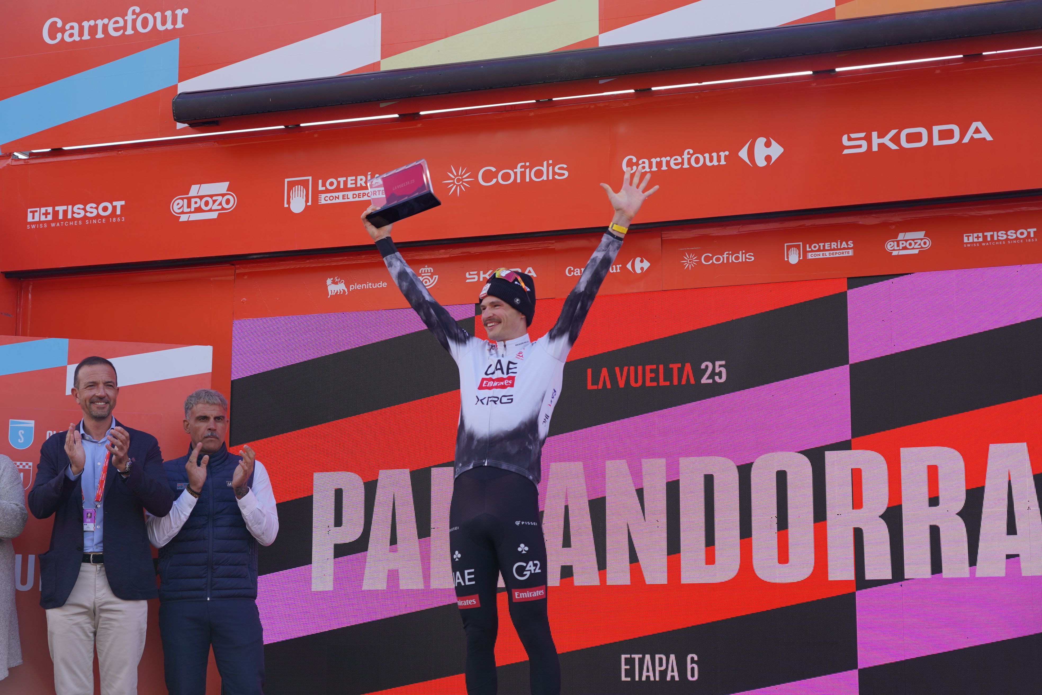 Vine, content de celebrar el triomf al país on resideix. Vine, content de celebrar el triomf al país on resideix.