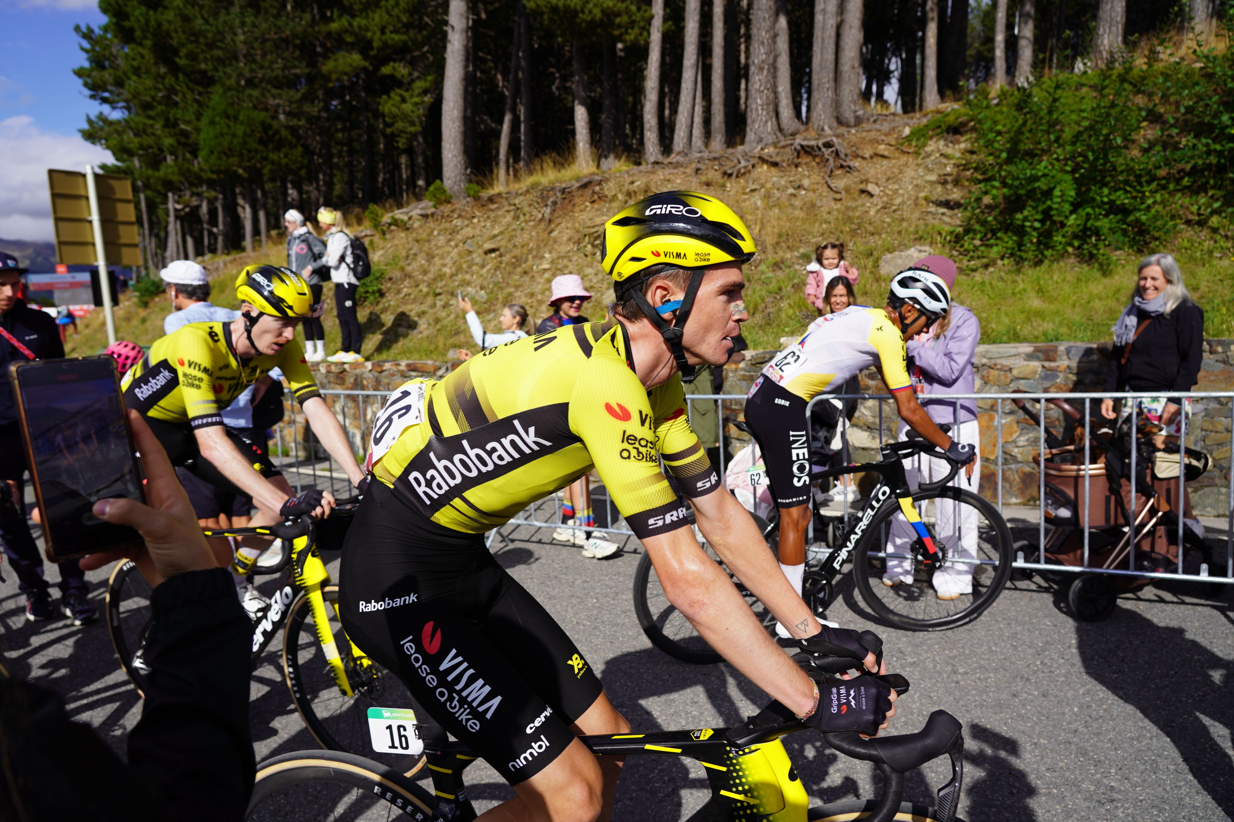 Sepp Kuss, després de l'arribada a meta amb l'equip Visma. Sepp Kuss, després de l'arribada a meta amb l'equip Visma.