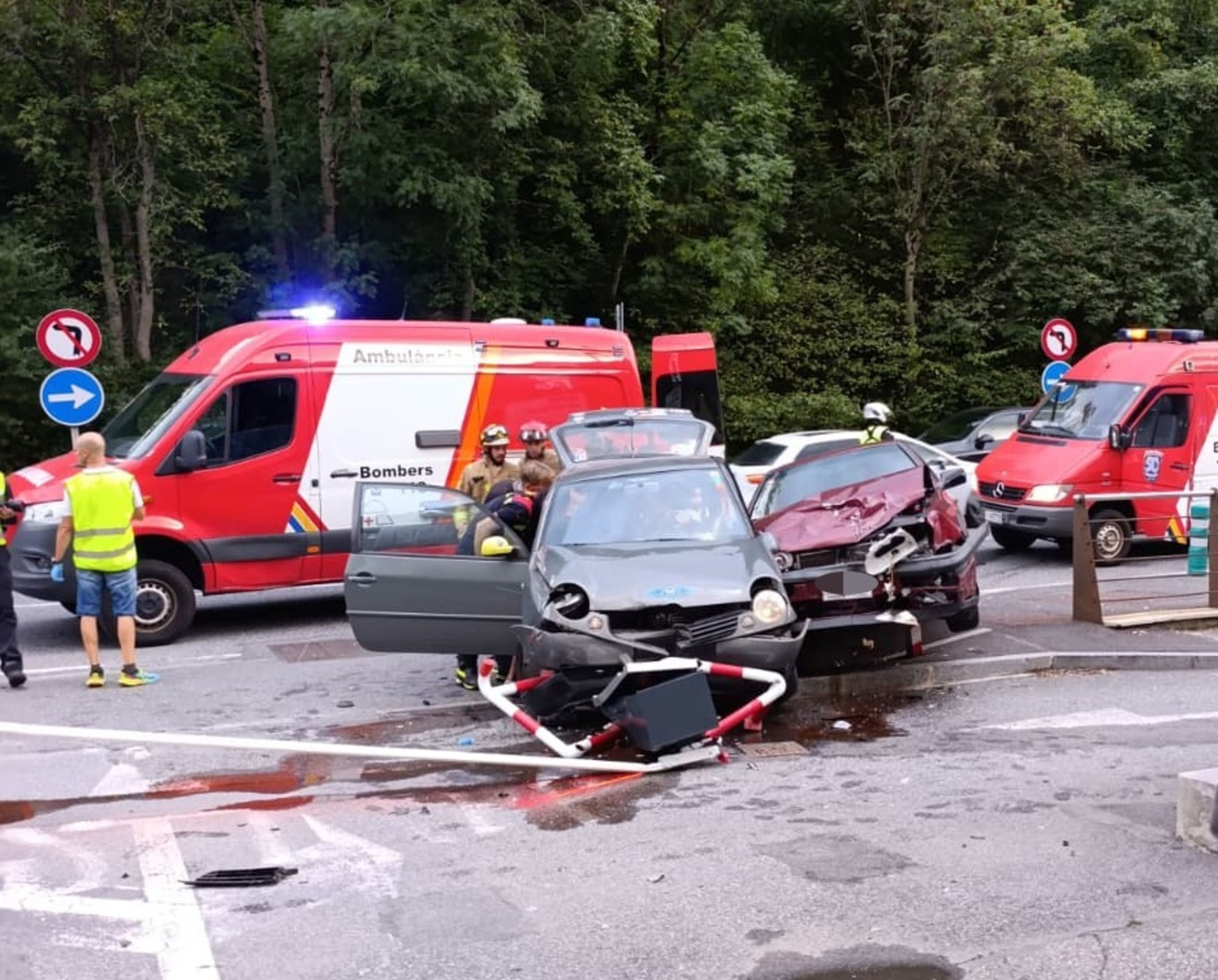 Els dos vehicles s'han anat a encastar a l'entrada d'uns establiments que hi ha a l'avinguda de Salou.