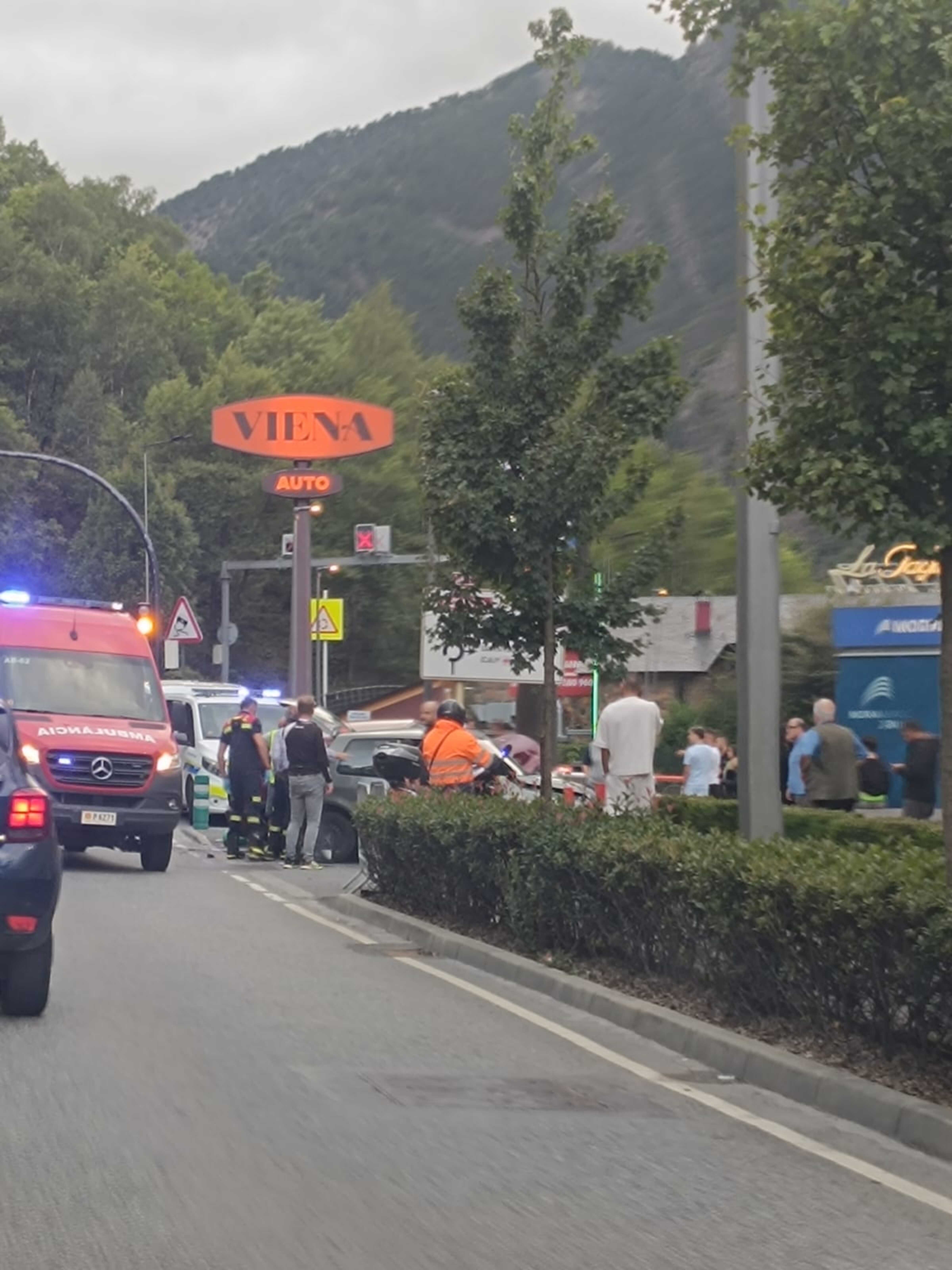 L'accident ha tingut lloc vers 2/4 de 8 d'aquesta tarda. L'accident ha tingut lloc vers 2/4 de 8 d'aquesta tarda.