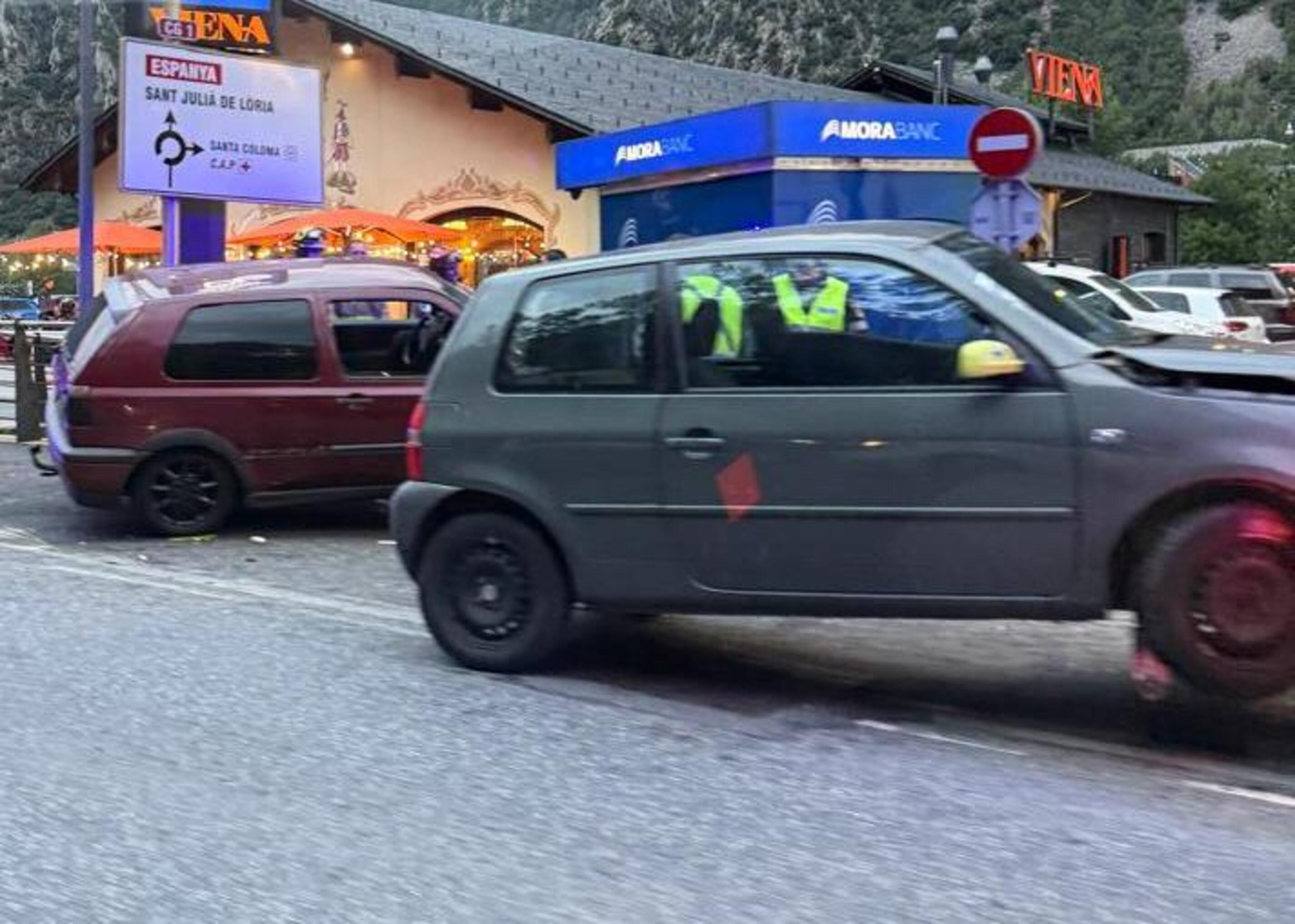 Els dos cotxes implicats poc abans de ser retirats. Els dos cotxes implicats poc abans de ser retirats.