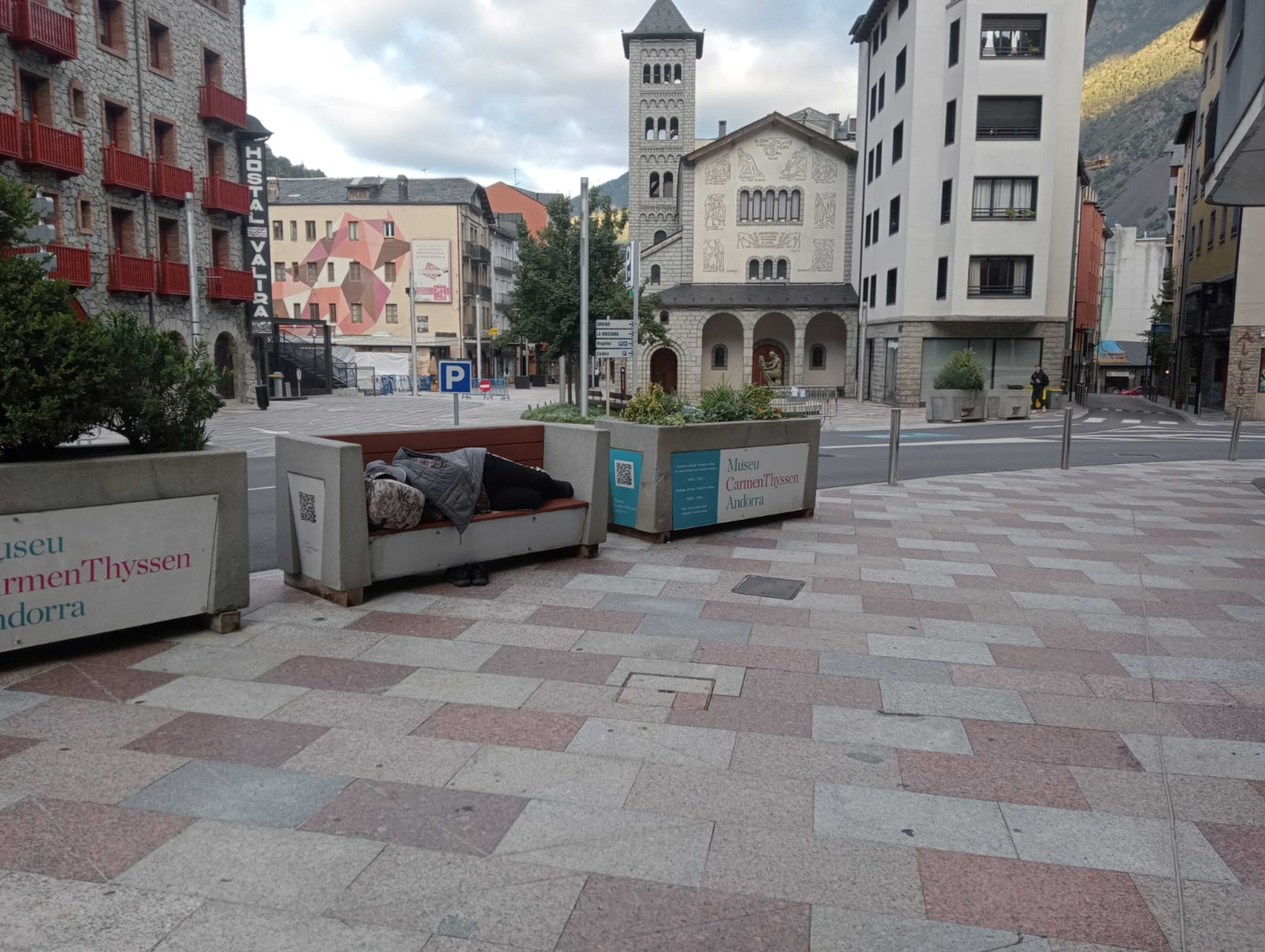 L'home dormint tranqui·lament vers 2/4 de 9 del matí a la plaça Santa Anna.