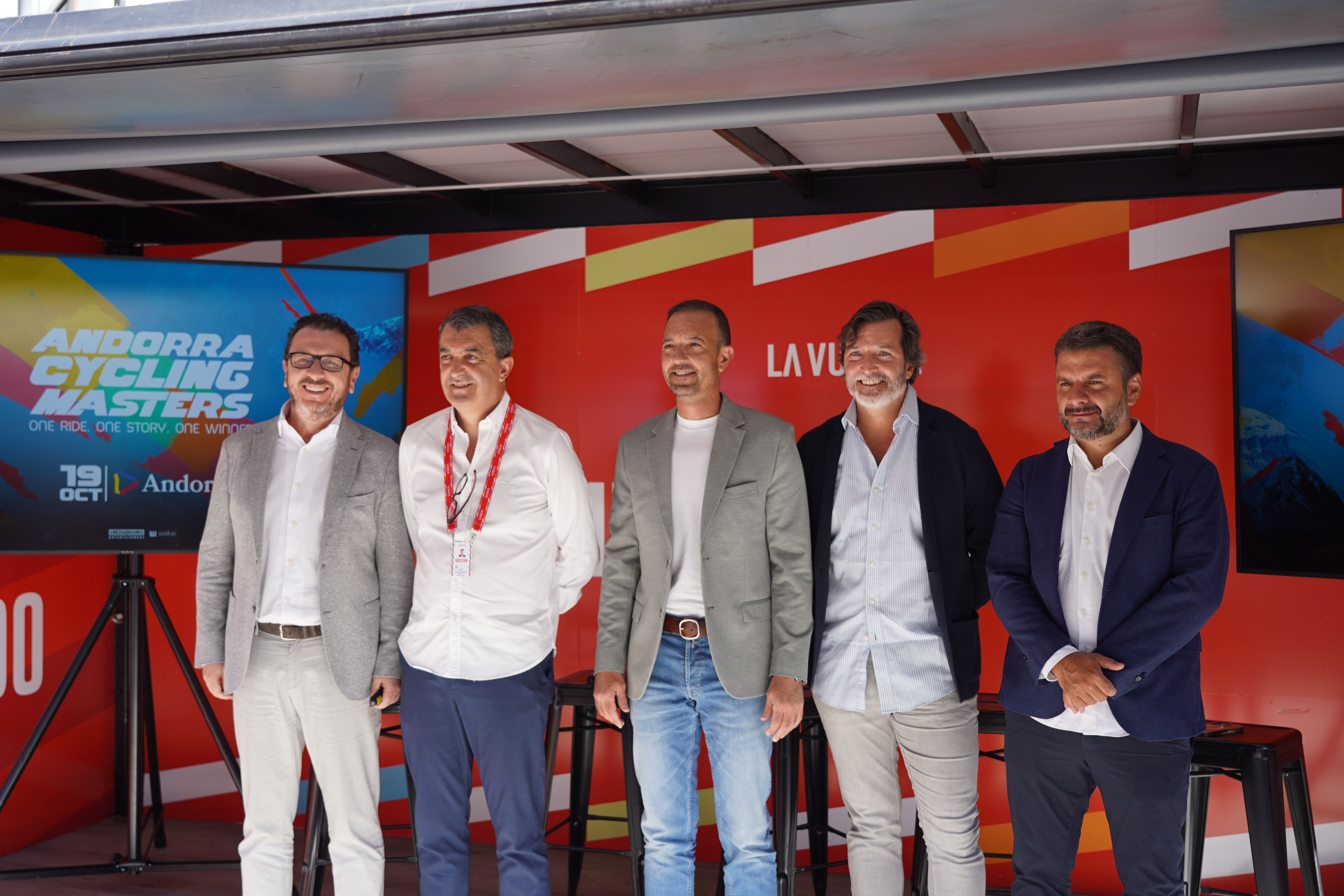 Buzdaku, Guillén, Torres, García-Valenzuela i Quintana, en la foto oficial de la presentació abans de la sortida.
