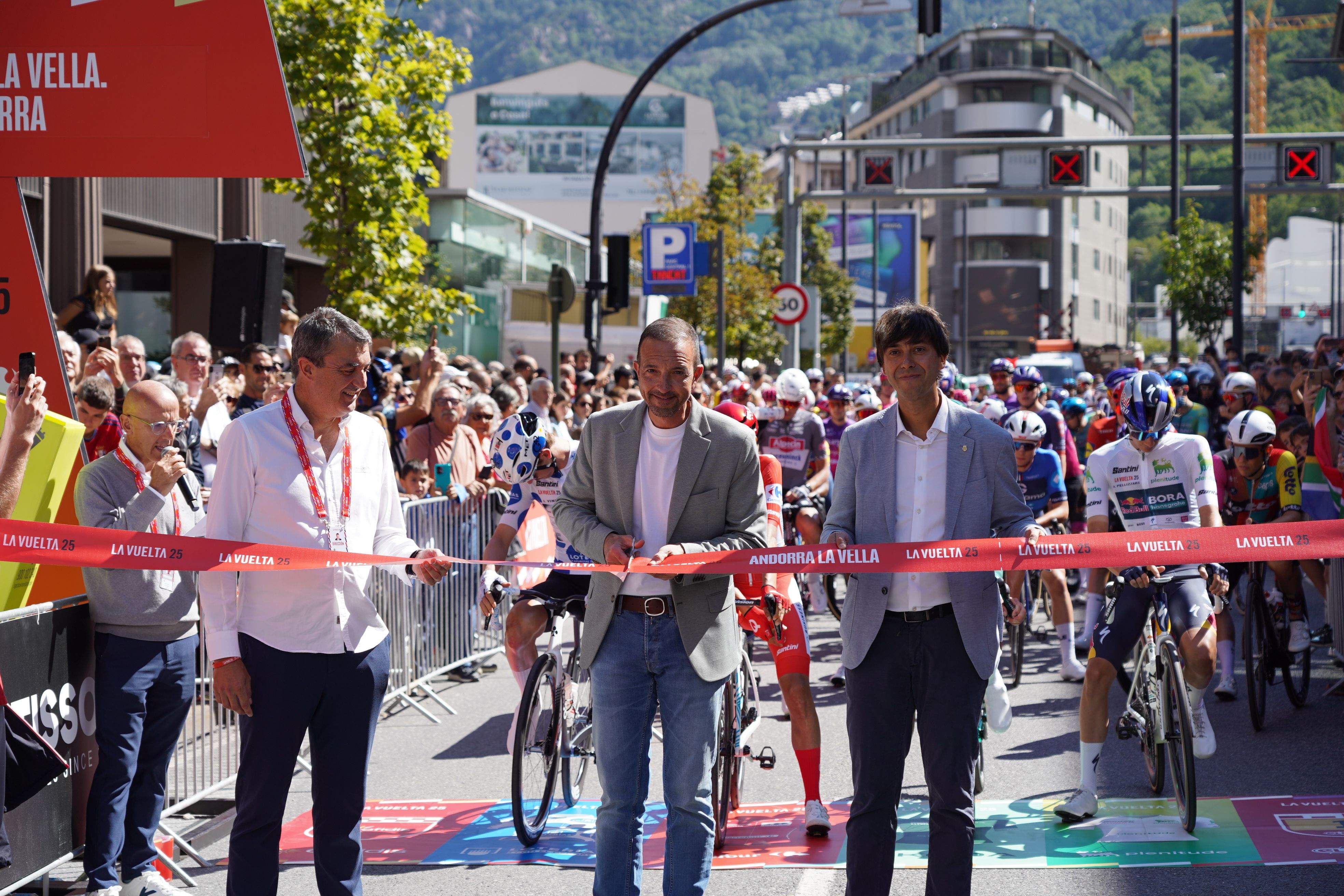 El ministre Jordi Torres, amb el cònsol d'Andorra la Vella, Sergi González i el director de la Vuelta, Javier Guillén, durant el tall de la cinta.