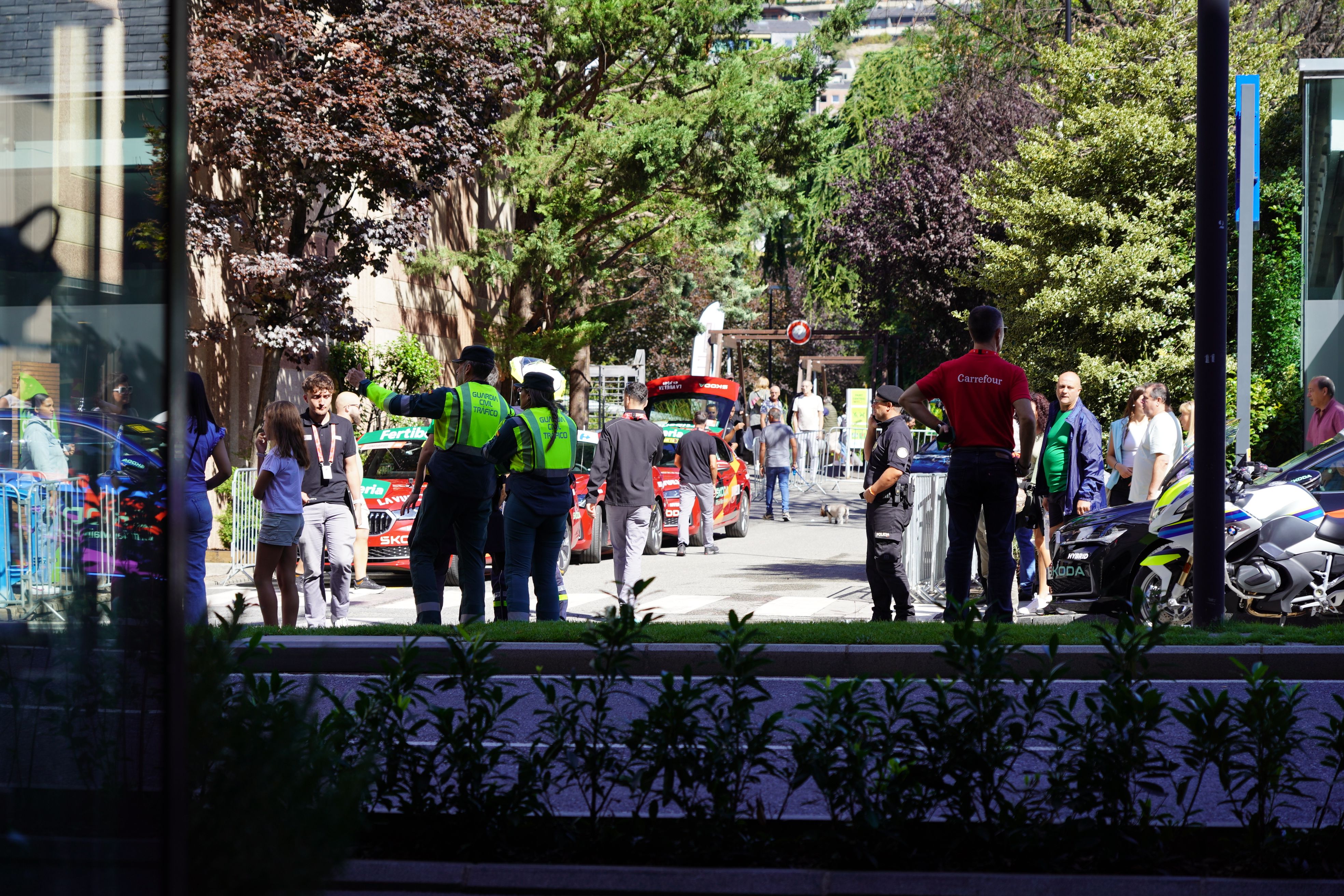 La policia i el servei de circulació, preparats per a la sortida. La policia i el servei de circulació, preparats per a la sortida.