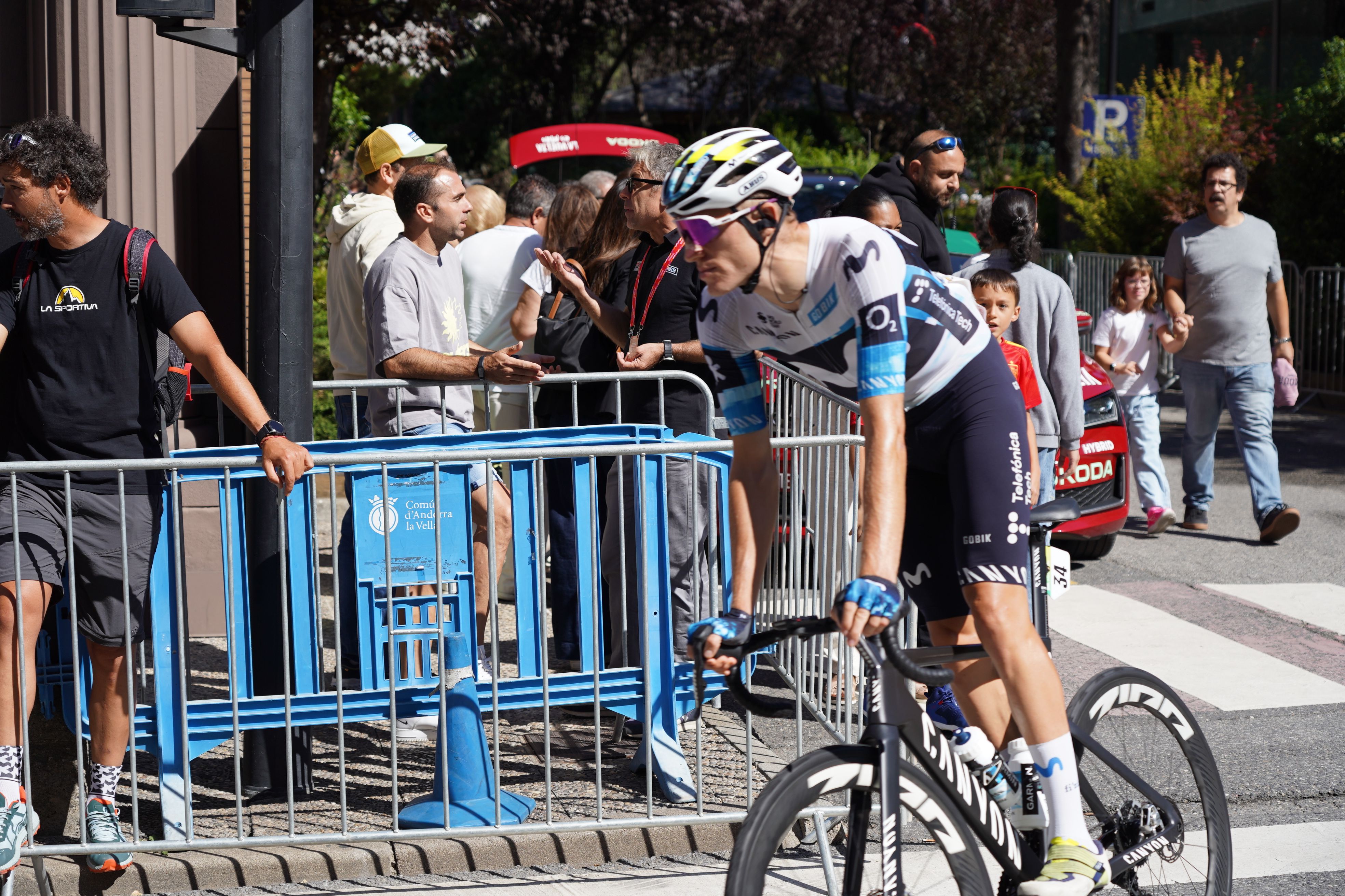 Un ciclista del Movistar anant cap a la meta. Un ciclista del Movistar anant cap a la meta.